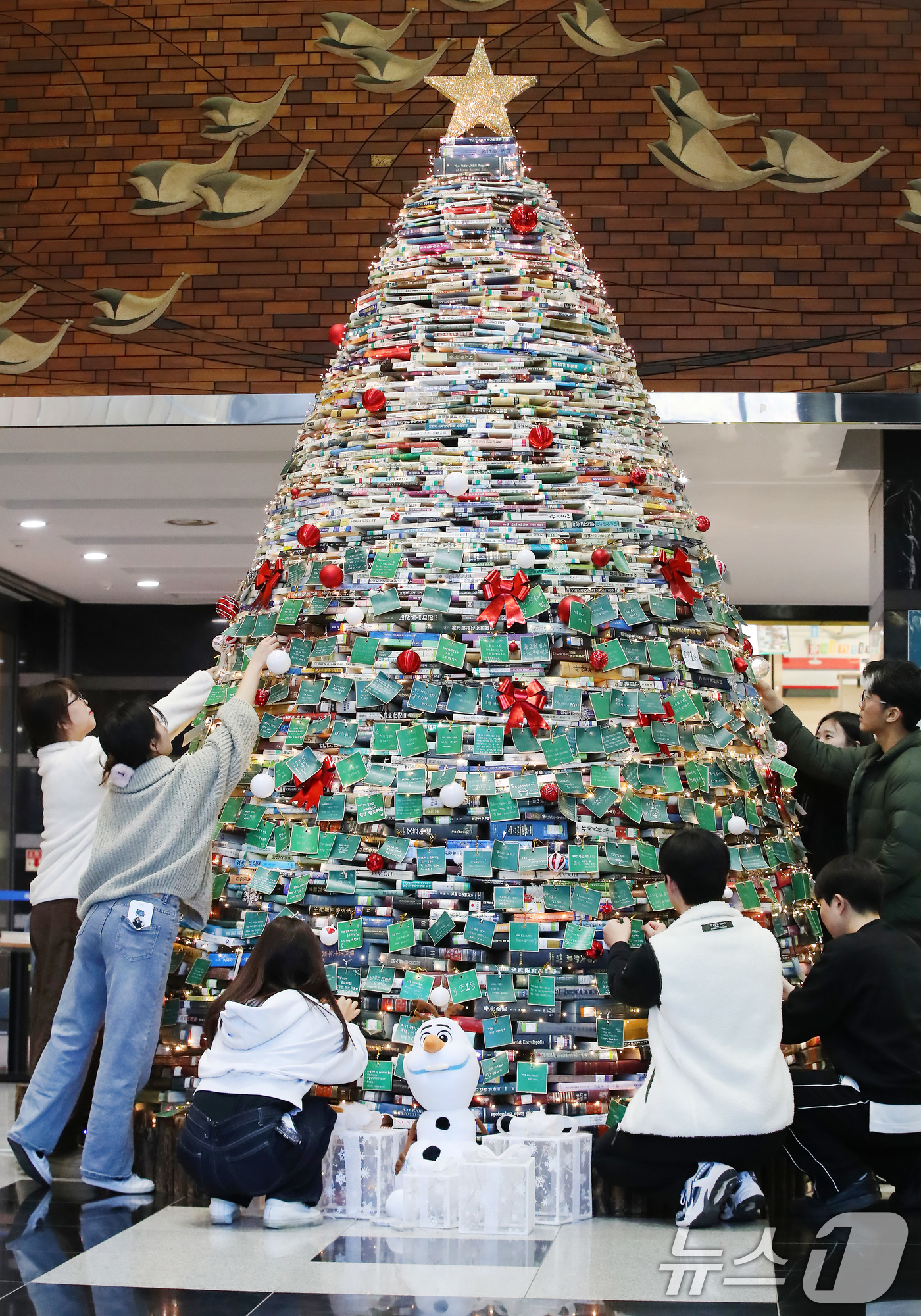 (경산=뉴스1) 공정식 기자 = 17일 대구대학교 경산캠퍼스 창파도서관 로비에서 학생들이 '크리스마스 북(Book) 트리'에 크리스마스와 새해를 앞두고 각자의 소망을 적은 소원지를 …