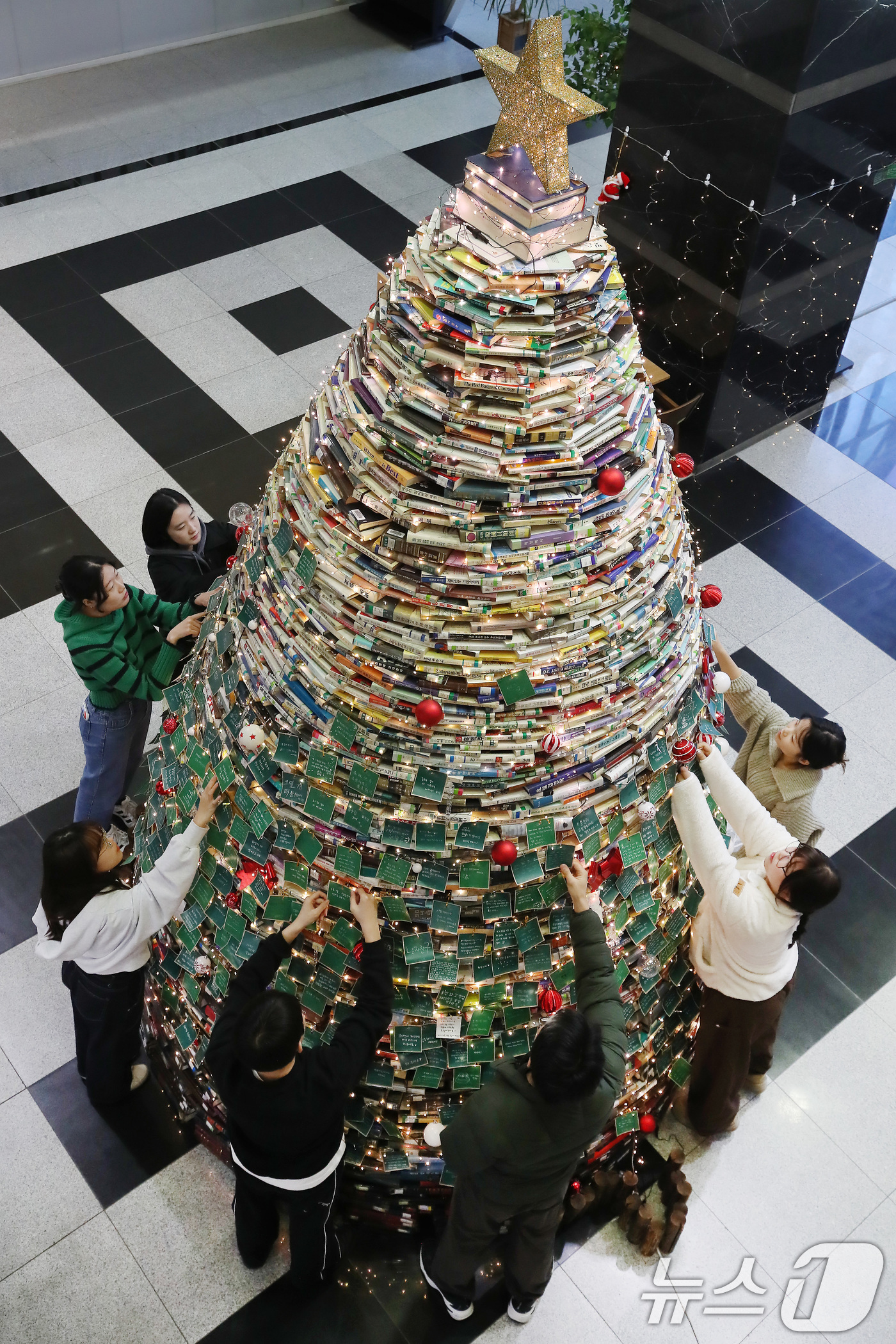 (경산=뉴스1) 공정식 기자 = 17일 대구대학교 경산캠퍼스 창파도서관 로비에서 학생들이 '크리스마스 북(Book) 트리'에 크리스마스와 새해를 앞두고 각자의 소망을 적은 소원지를 …