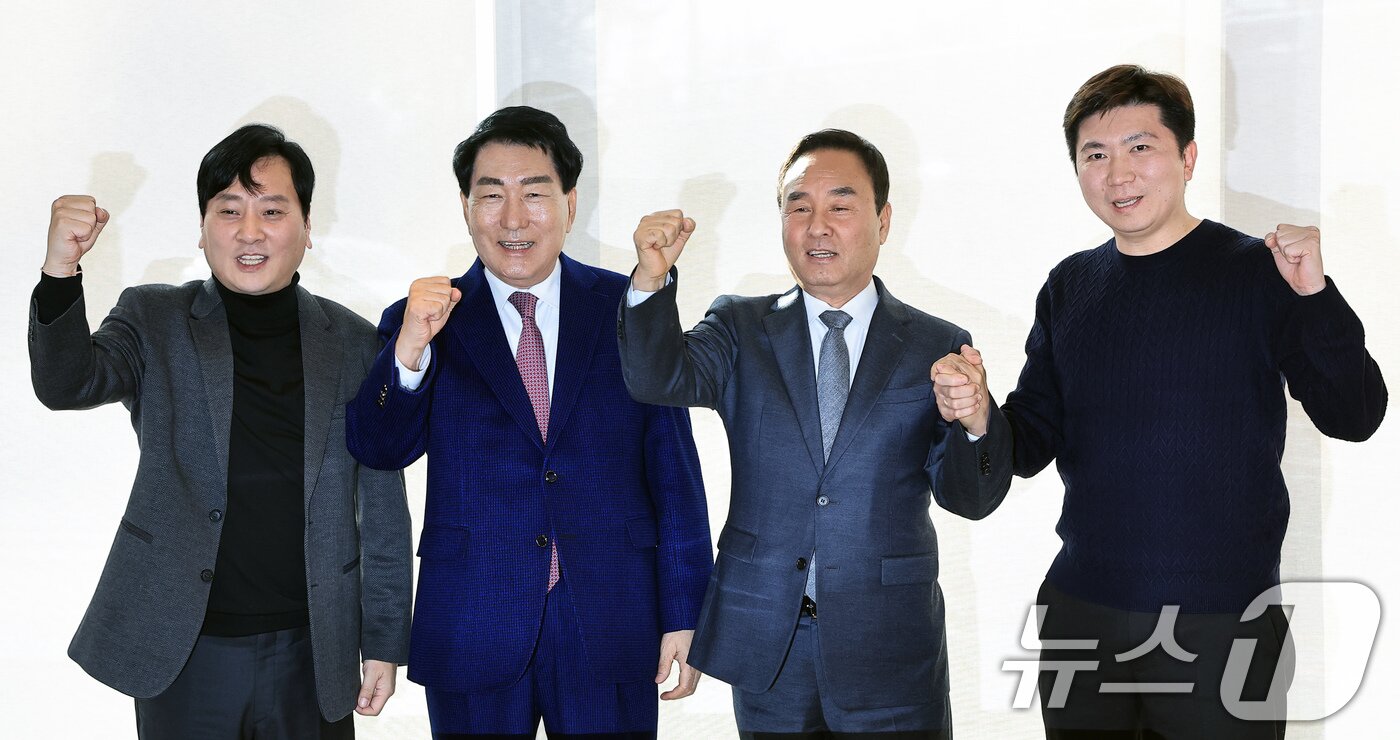 본문 이미지 - 대한체육회장 선거에 출사표를 던진 박창범 전 대한우슈협회장(왼쪽부터)과 안상수 전 인천시장, 강신욱 단국대 명예교수, 유승민 전 대한탁구협회장이 17일 오후 서울 마포구 마포대로 호텔 나루 서울 엠갤러리에서 가진 후보 단일화 논의 위한 긴급 회동에서 기념 촬영읕 하고 있다. 2024.12.17/뉴스1 ⓒ News1 박정호 기자