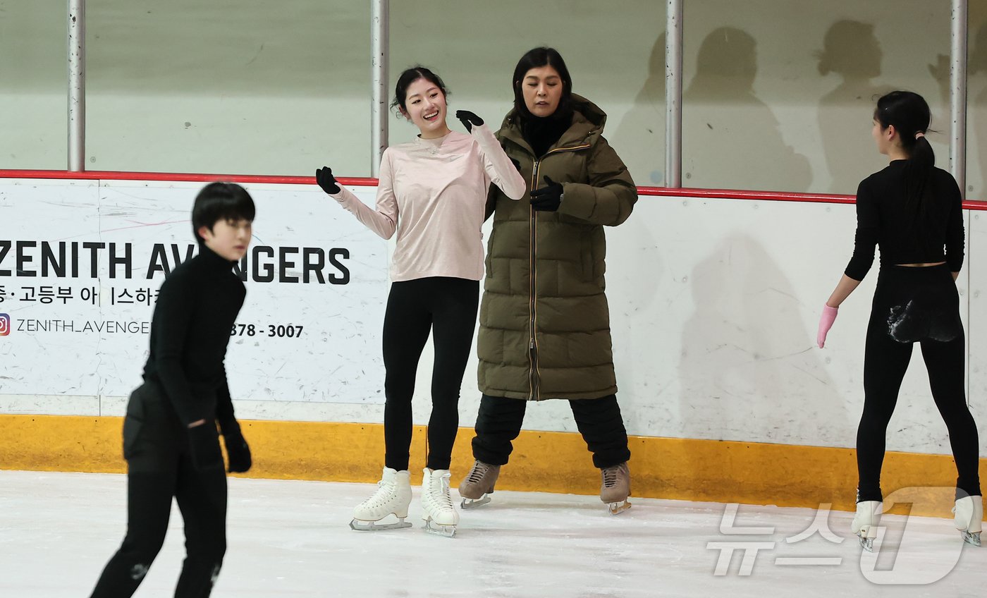 본문 이미지 - 피겨 이해인이 17일 서울 구로구 한 빙상경기장에서 이해인 코치와 훈련을 하고 있다. 2024.12.17/뉴스1 ⓒ News1 김도우 기자