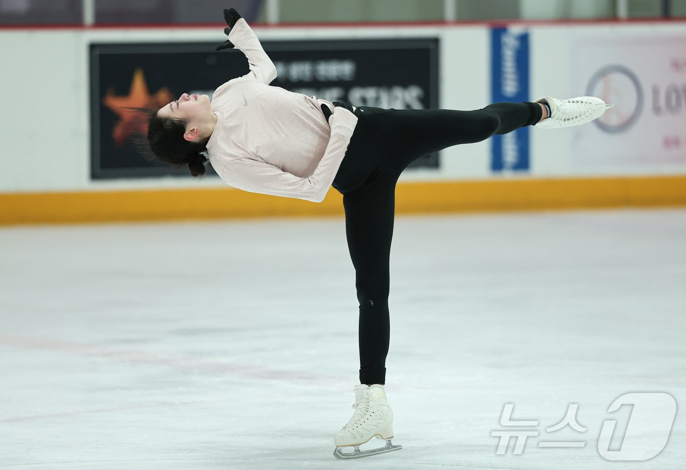 본문 이미지 - 피겨 이해인이 17일 서울 구로구 한 빙상경기장에서 훈련을 하고 있다. 2024.12.17/뉴스1 ⓒ News1 김도우 기자