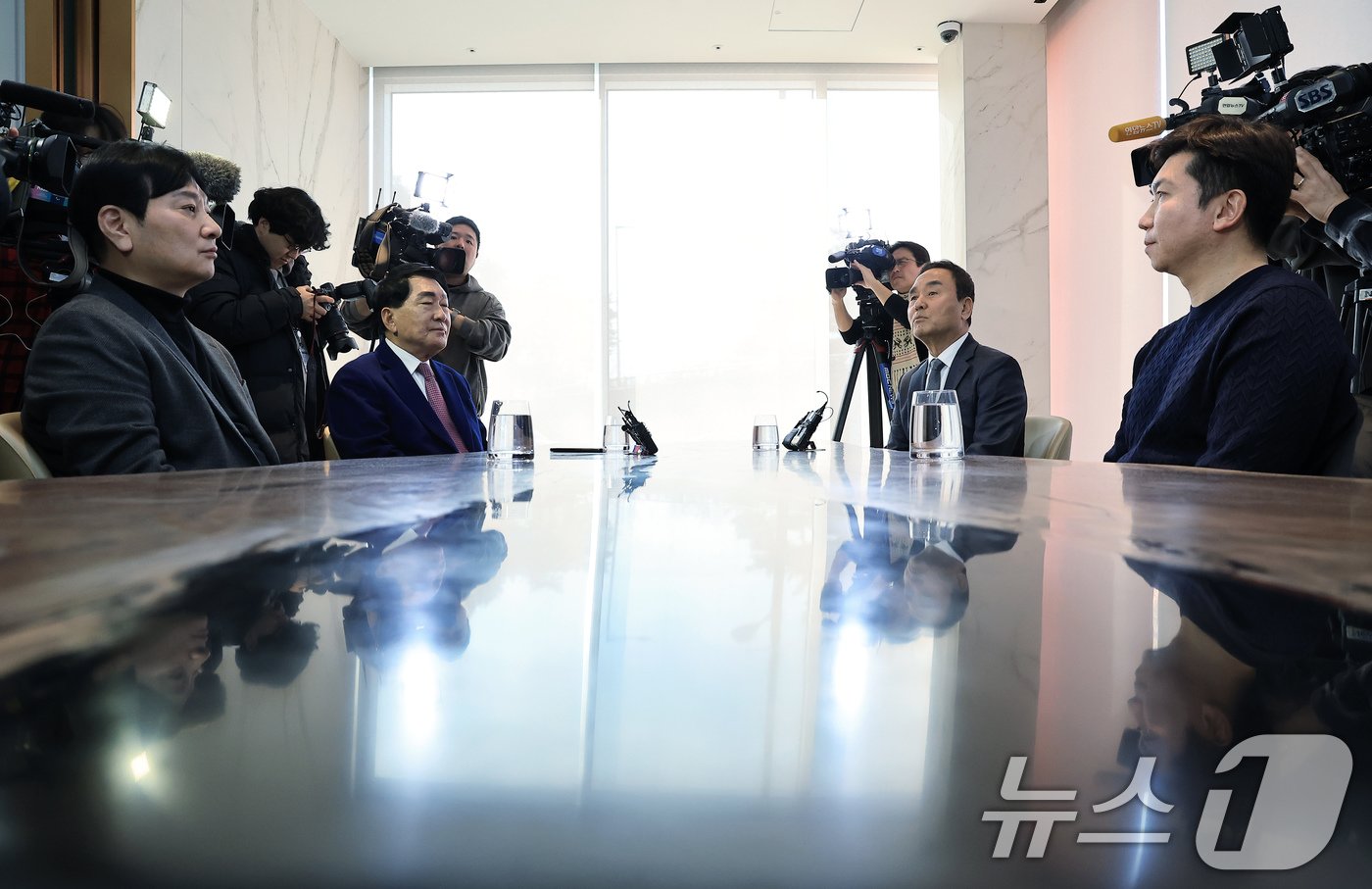 본문 이미지 - 대한체육회장 선거에 출사표를 던진 박창범 전 대한우슈협회장&#40;왼쪽부터 시계방향&#41;과 안상수 전 인천시장, 강신욱 단국대 명예교수, 유승민 전 대한탁구협회장이 17일 오후 서울 마포구 마포대로 호텔 나루 서울 엠갤러리에서 후보 단일화 논의 위한 긴급 회동을 갖고 있다. 2024.12.17/뉴스1 ⓒ News1 박정호 기자