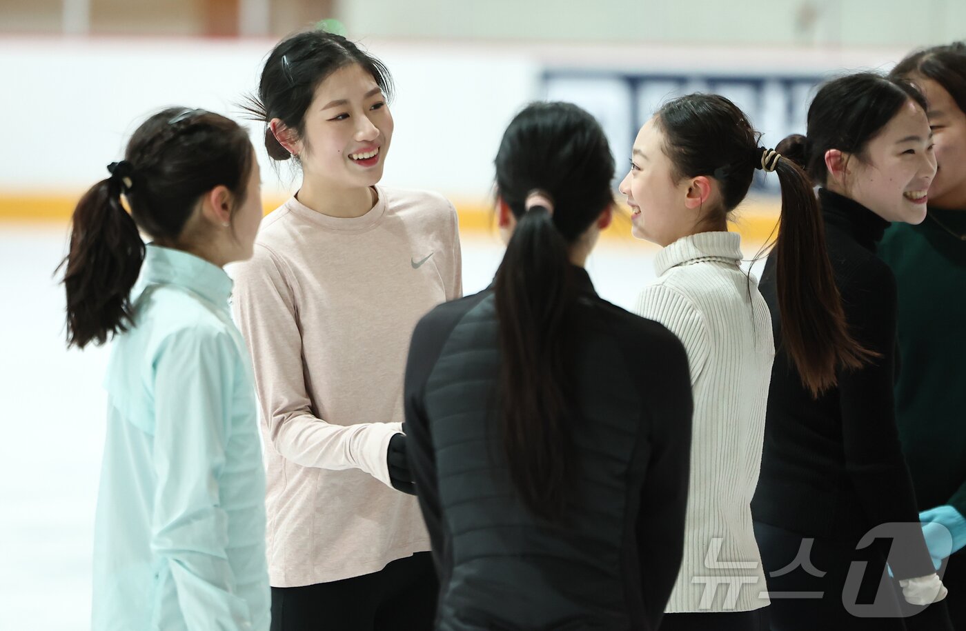 피겨 이해인이 17일 서울 구로구 한 빙상경기장에서 훈련을 마치고 후배들과 대화를 나누고 있다. 2024.12.17/뉴스1 ⓒ News1 김도우 기자