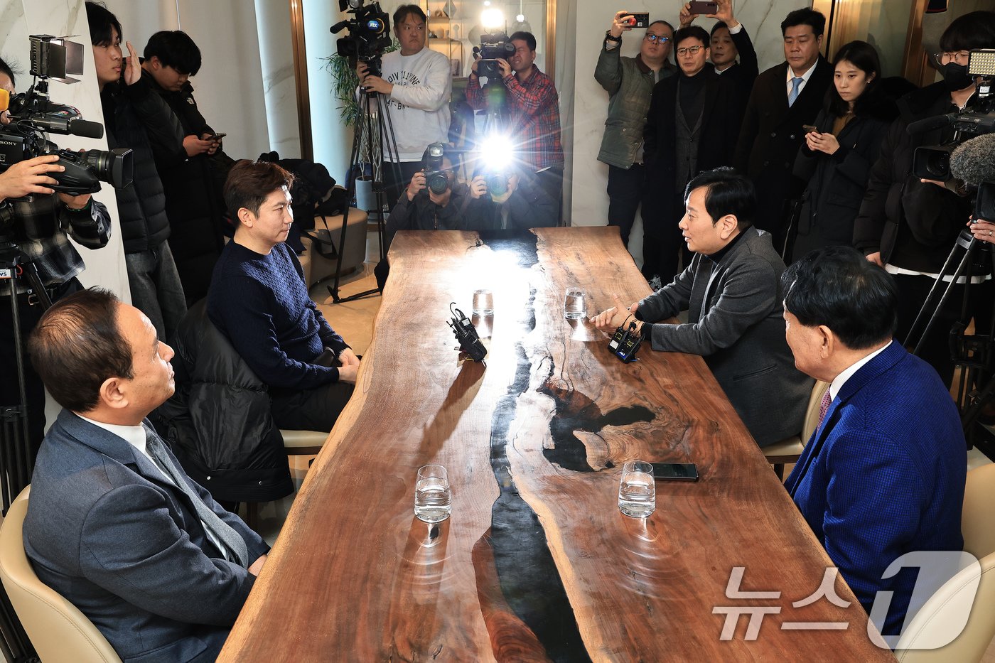 본문 이미지 - 대한체육회장 선거에 출사표를 던진 강신욱 단국대 명예교수&#40;왼쪽부터 시계방향&#41;와 유승민 전 대한탁구협회장, 박창범 전 대한우슈협회장, 안상수 전 인천시장이 17일 오후 서울 마포구 마포대로 호텔 나루 서울 엠갤러리에서 후보 단일화 논의 위한 긴급 회동을 갖고 있다. 2024.12.17/뉴스1 ⓒ News1 박정호 기자