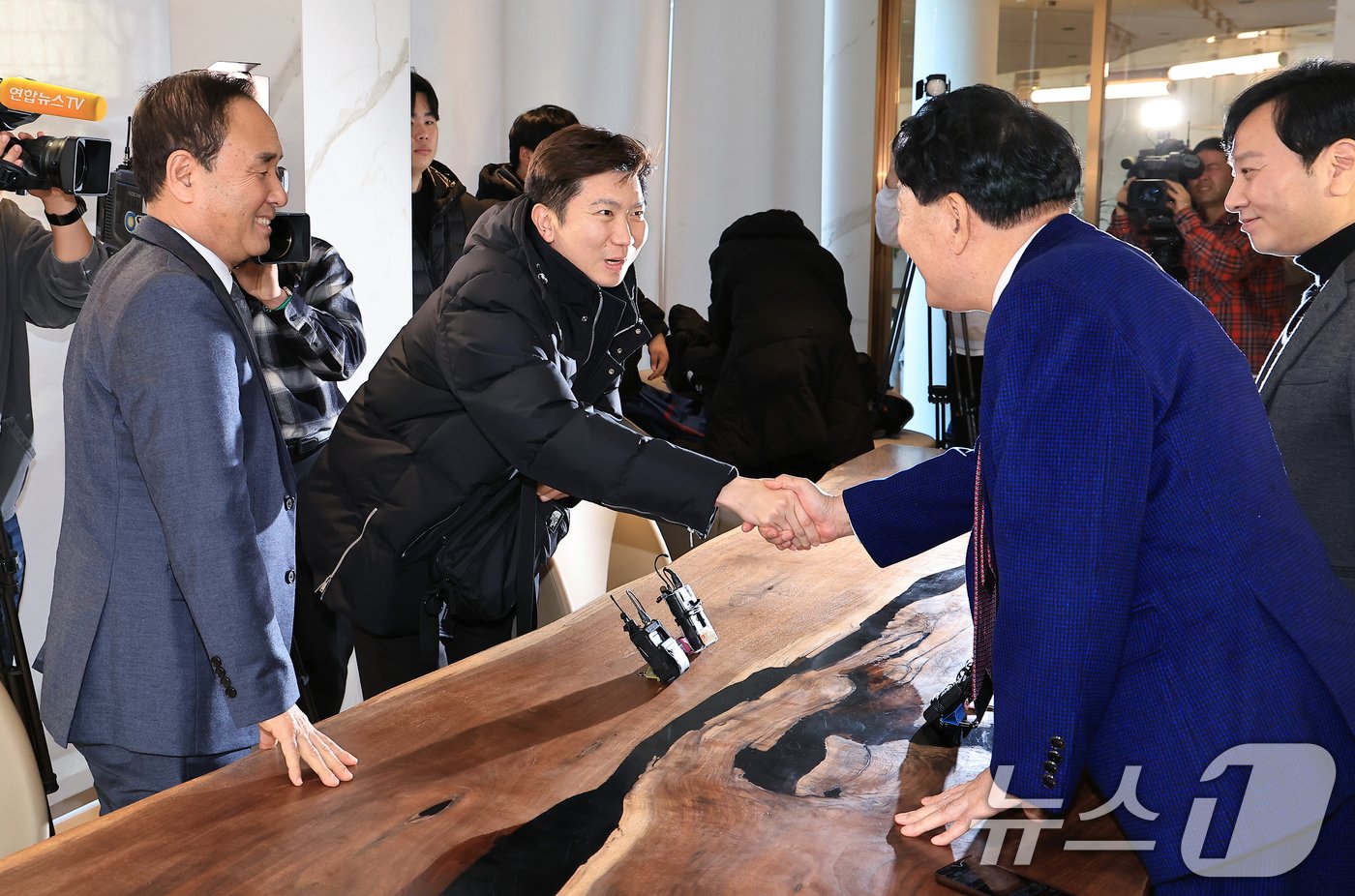 본문 이미지 - 대한체육회장 선거에 출사표를 던진 강신욱 단국대 명예교수(왼쪽부터 시계방향)와 유승민 전 대한탁구협회장, 박창범 전 대한우슈협회장, 안상수 전 인천시장이 17일 오후 서울 마포구 마포대로 호텔 나루 서울 엠갤러리에서 가진 후보 단일화 논의 위한 긴급 회동에서 인사를 나누고 있다.  2024.12.17/뉴스1 ⓒ News1 박정호 기자