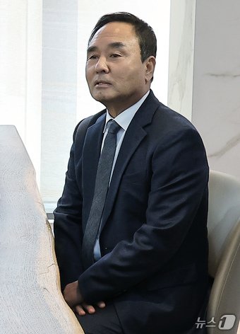 대한체육회장 선거에 출사표를 던진 강신욱 단국대 명예교수가 17일 오후 서울 마포구 마포대로 호텔 나루 서울 엠갤러리에서 가진 후보 단일화 논의 위한 긴급 회동에서 발언을 하고 있다. . 2024.12.17/뉴스1 ⓒ News1 박정호 기자