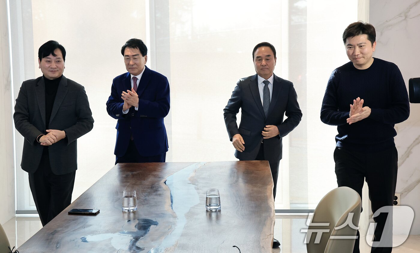 본문 이미지 - 대한체육회장 선거에 출사표를 던진 박창범 전 대한우슈협회장(왼쪽부터)과 안상수 전 인천시장, 강신욱 단국대 명예교수, 유승민 전 대한탁구협회장이 17일 오후 서울 마포구 마포대로 호텔 나루 서울 엠갤러리에서 가진 후보 단일화 논의 위한 긴급 회동에서 기념 촬영읕 마친 뒤 비공개 논의에 들어가고 있다. 2024.12.17/뉴스1 ⓒ News1 박정호 기자