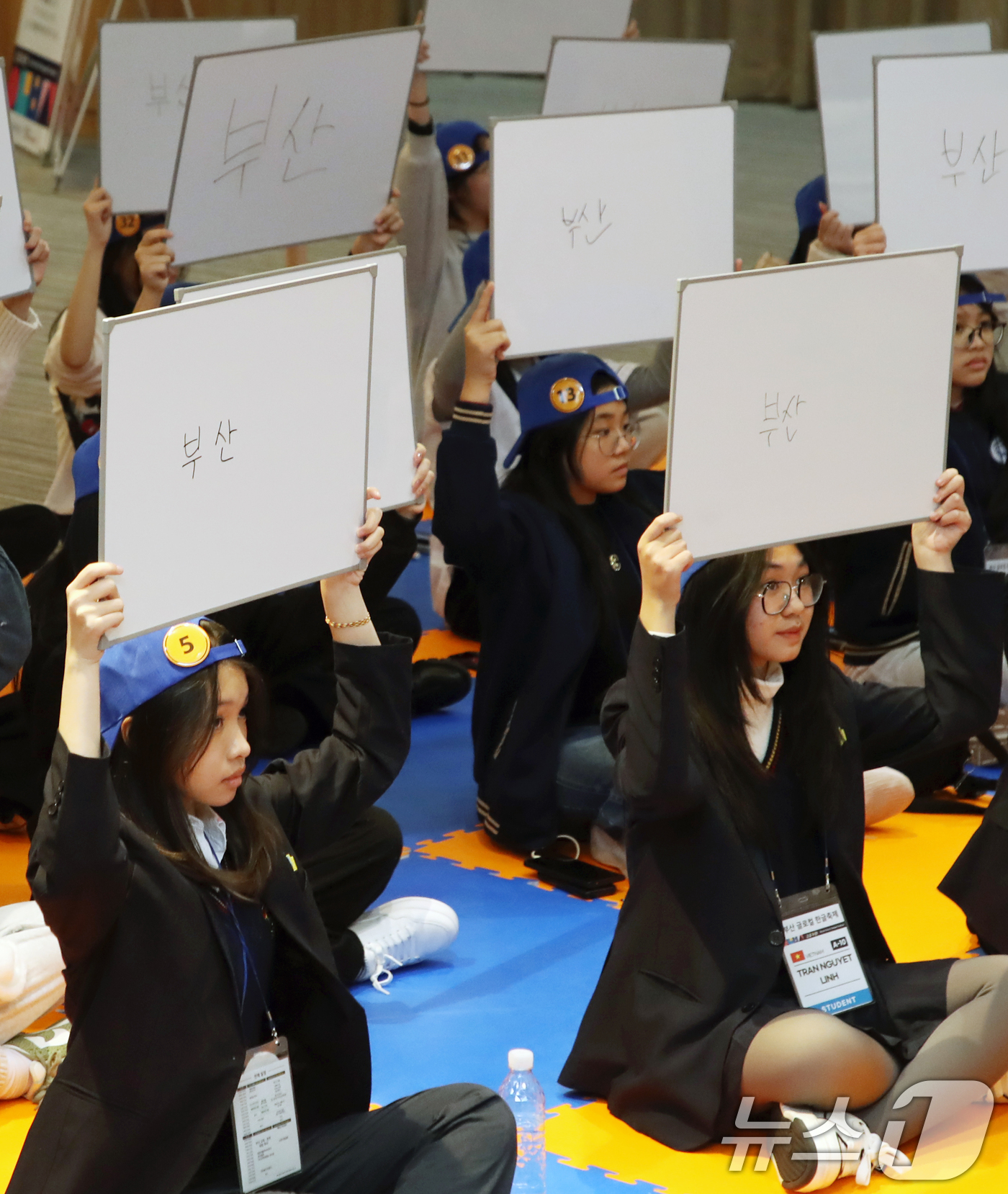 (부산=뉴스1) 윤일지 기자 = 17일 오후 부산 해운대구 부산도시공사 아르피나에서 열린 부산 글로컬(Glocal) 한글축제에서 베트남 학생들이 '울려라! 한글 골든벨' 체험을 하 …