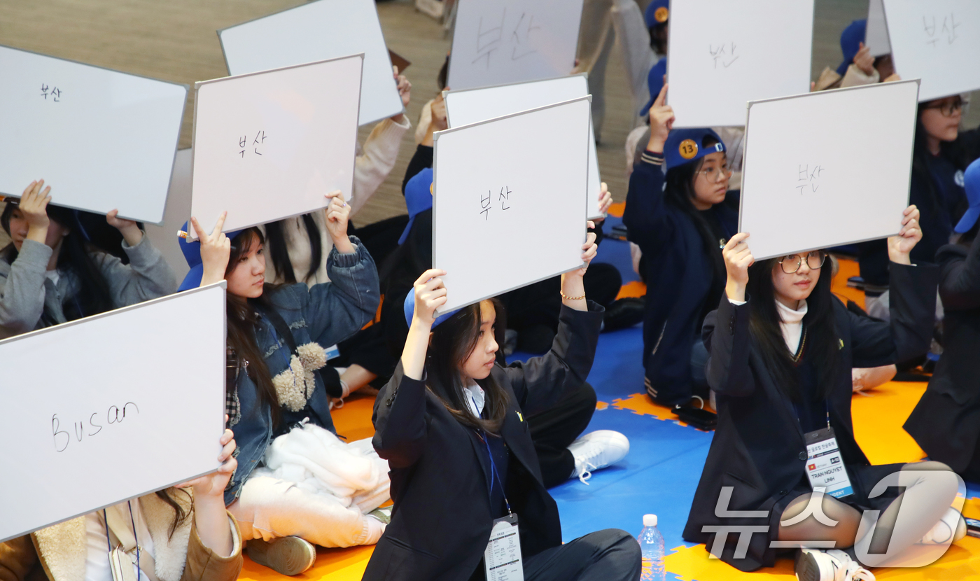 (부산=뉴스1) 윤일지 기자 = 17일 오후 부산 해운대구 부산도시공사 아르피나에서 열린 부산 글로컬(Glocal) 한글축제에서 베트남 학생들이 '울려라! 한글 골든벨' 체험을 하 …