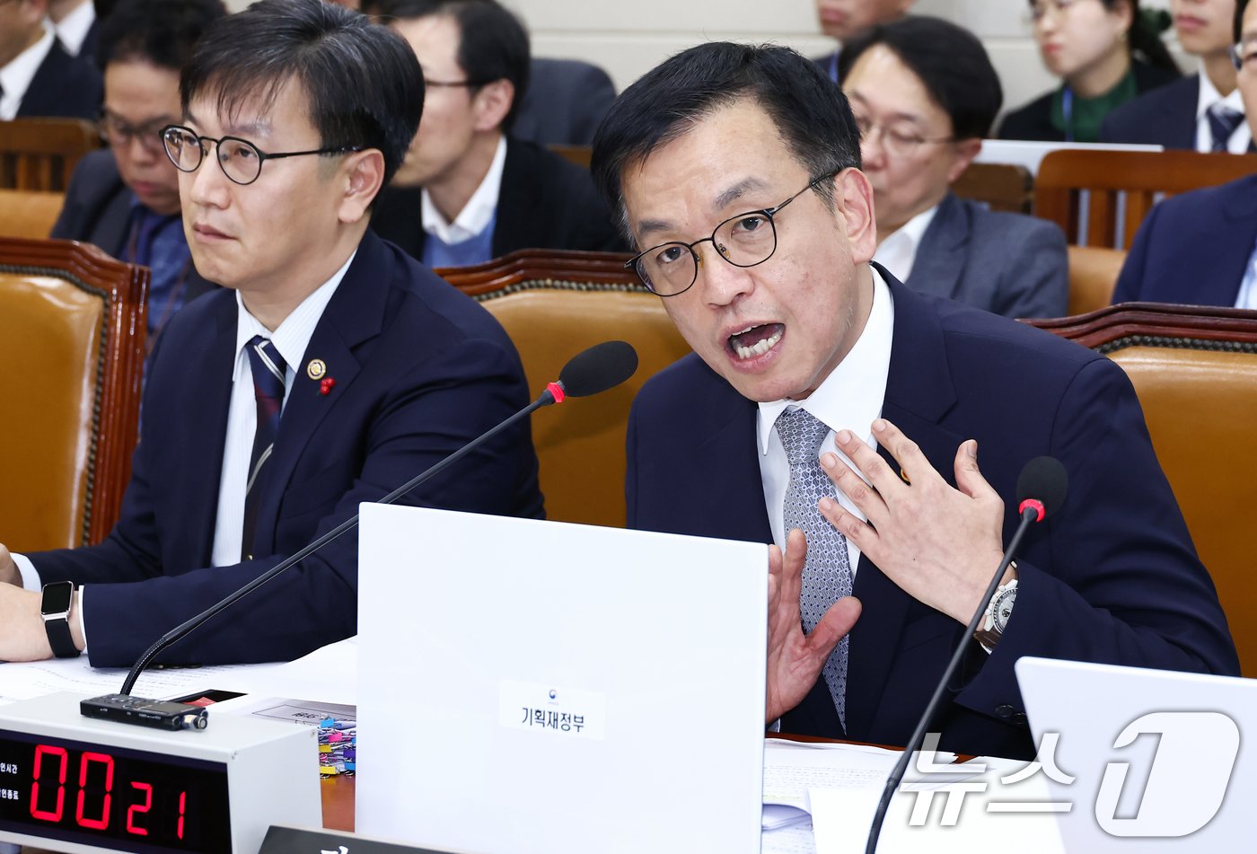 본문 이미지 - 최상목 경제부총리 겸 기획재정부 장관이 17일 오후 서울 여의도 국회에서 열린 기획재정위원회 전체회의에 출석해 의원 질의에 답변하고 있다. 2024.12.17/뉴스1 ⓒ News1 김민지 기자