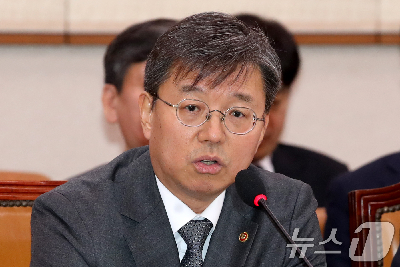 (서울=뉴스1) 이광호 기자 = 김정원 헌법재판소 사무처장이 17일 오후 서울 여의도 국회에서 열린 법제사법위원회 전체회의에 출석해 의원 질의에 답하고 있다. 2024.12.17/ …