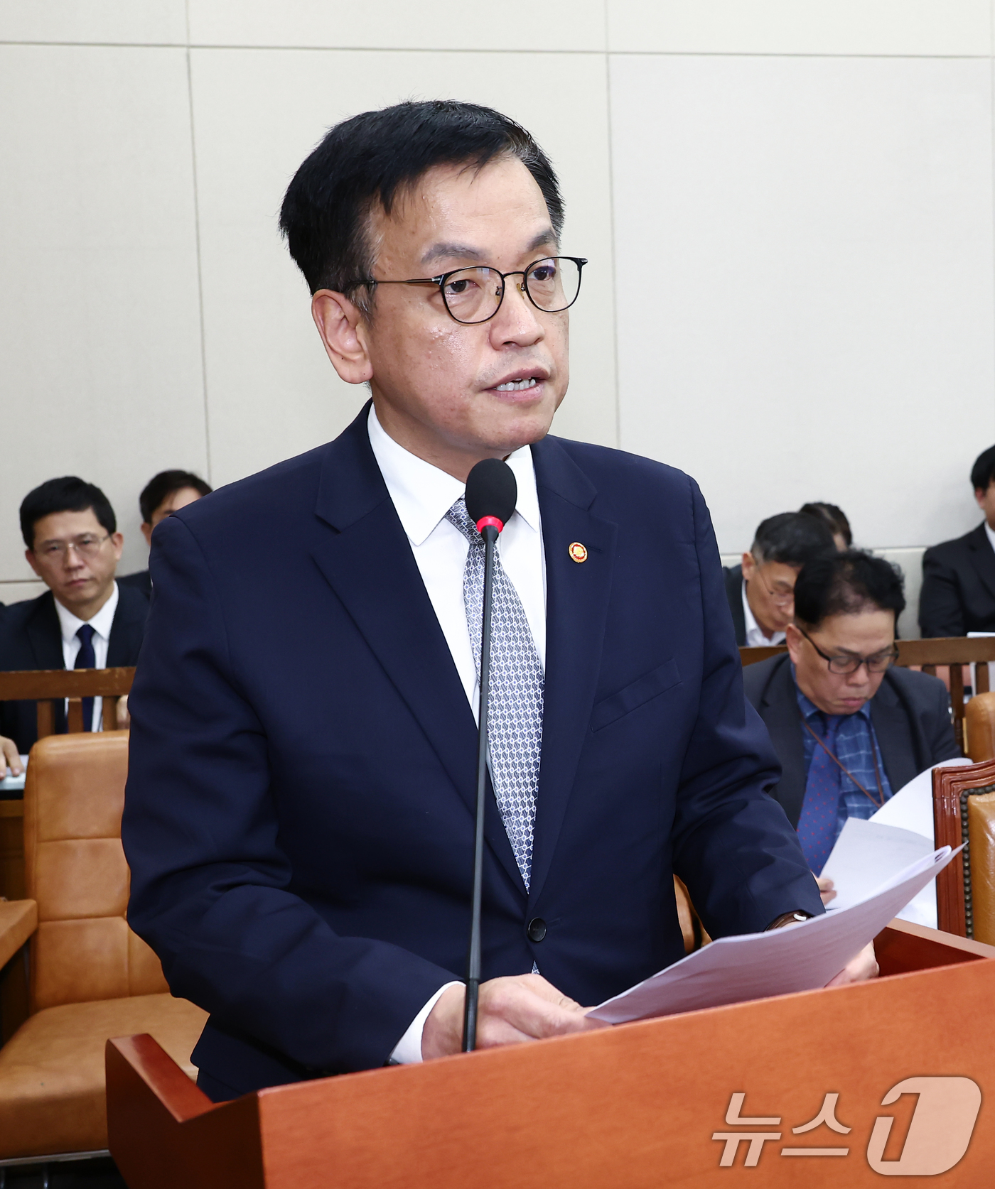 (서울=뉴스1) 김민지 기자 = 최상목 경제부총리 겸 기획재정부 장관이 17일 오후 서울 여의도 국회에서 열린 기획재정위원회 전체회의에 출석, 인사말 도중 사퇴와 관련해 발언하고 …