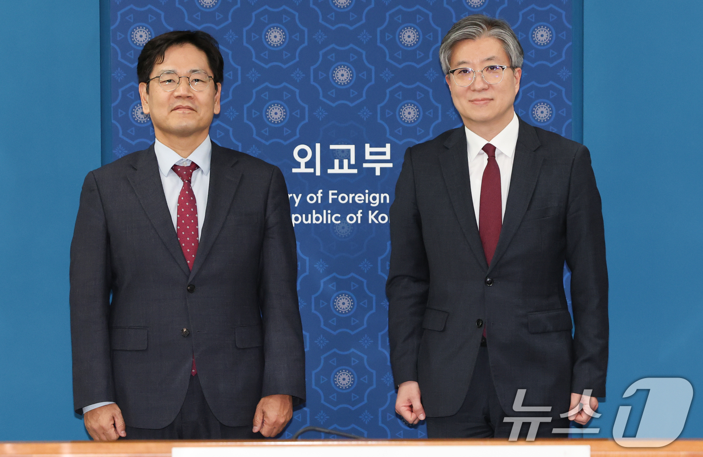 (서울=뉴스1) 허경 기자 = 김희상 외교부 경제외교조정관(오른쪽)과 이대희 중소벤처기업부 기조실장이 17일 서울 종로구 외교부청사에서 열린 제1차 외교부-중기부 정책협의회에서 기 …