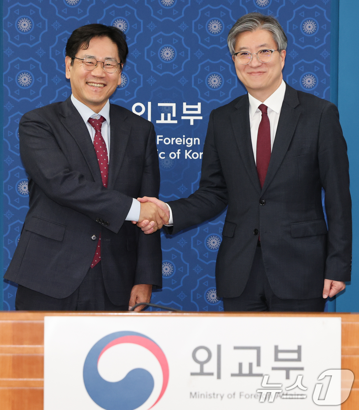 (서울=뉴스1) 허경 기자 = 김희상 외교부 경제외교조정관(오른쪽)과 이대희 중소벤처기업부 기조실장이 17일 서울 종로구 외교부청사에서 열린 제1차 외교부-중기부 정책협의회에서 기 …