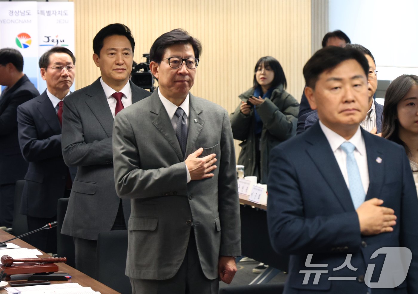 본문 이미지 - 시도지사협의회 회장인 박형준 부산광역시장 등이 17일 서울 종로구 광화문빌딩에서 열린 제60차 대한민국시도지사협의회 총회에서 국기에 경례를 하고 있다. 2024.12.17/뉴스1 ⓒ News1 송원영 기자