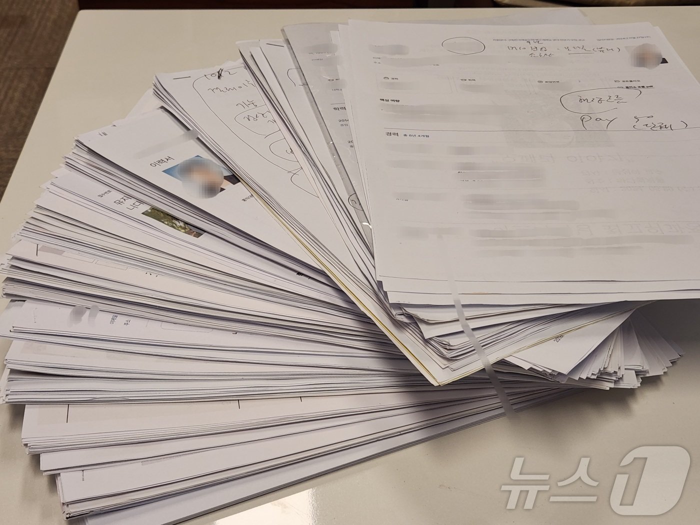 본문 이미지 - 월클플레이 등록을 위해 면접을 보러온 예체능 전문가들의 이력서. 2024.12.4/ⓒ뉴스1 이정후 기자