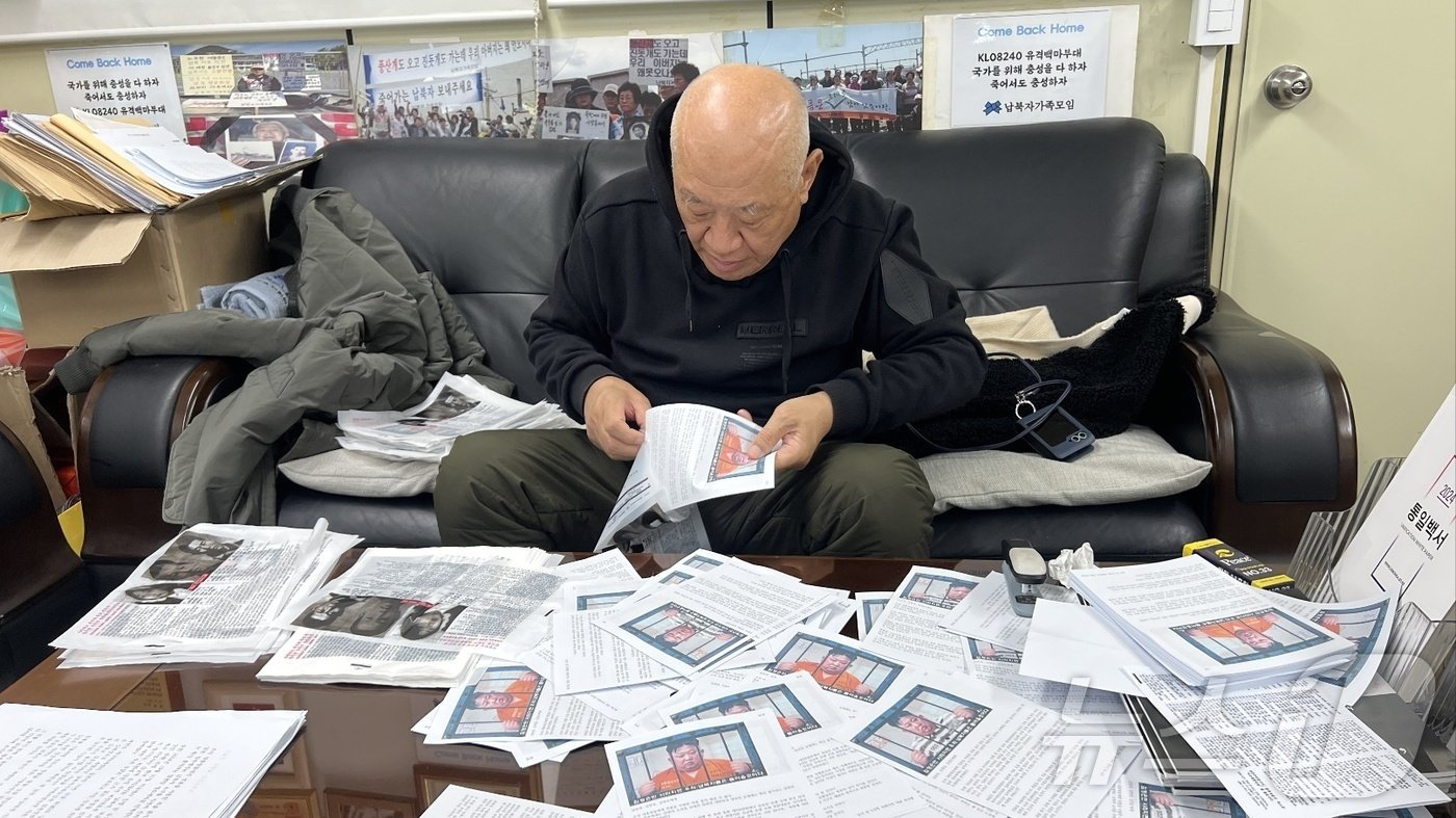 본문 이미지 - 강원 고성과 파주 접경지에서 살포할 대북전단을 봉투에 담고 있는 최성룡 납북자가족모임 대표.&#40;납북자가족모임 제공&#41; 2024.12.17/뉴스1