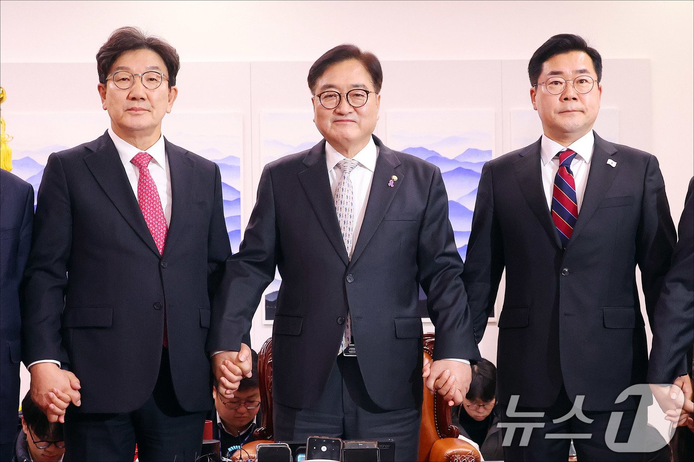 본문 이미지 - 우원식 국회의장, 권성동 국민의힘 당대표 권한대행 겸 원내대표, 박찬대 더불어민주당 원내대표 등이 17일 오후 서울 여의도 국회에서 열린 국회의장 주재 여야 원내대표 회동에서 기념촬영을 하고 있다. &#40;공동취재&#41; 2024.12.17/뉴스1 ⓒ News1 이광호 기자