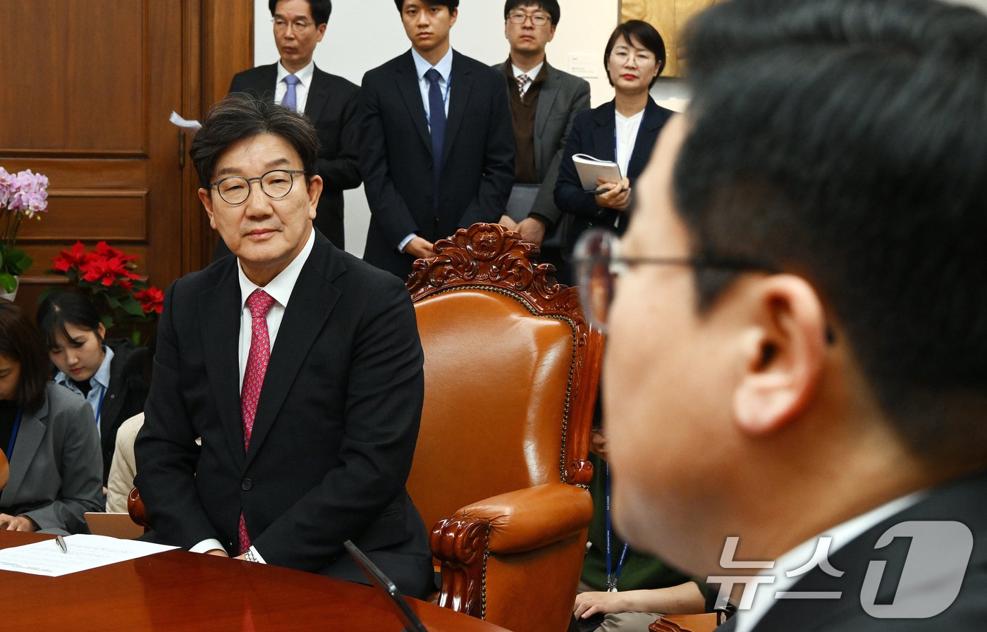 본문 이미지 - 권성동 국민의힘 대표 권한대행 겸 원내대표&#40;왼쪽&#41;가 17일 서울 여의도 국회 의장실에서 열린 국회의장 주재 양당 원내대표 회동에 참석해 박찬대 더불어민주당 원내대표의 발언을 듣고 있다.&#40;공동취재&#41;2024.12.17/뉴스1 ⓒ News1 이광호 기자