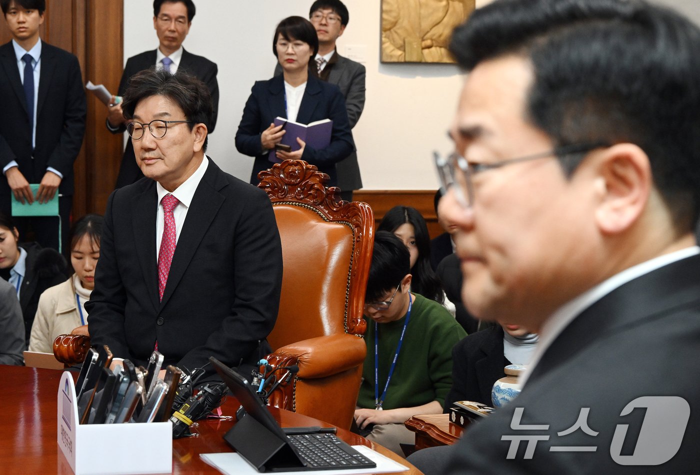 본문 이미지 - 권성동 국민의힘 대표 권한대행 겸 원내대표&#40;왼쪽&#41;와 박찬대 더불어민주당 원내대표가 17일 서울 여의도 국회 의장실에서 열린 국회의장 주재 양당 원내대표 회동에 참석해 우원식 국회의장의 발언을 듣고 있다.&#40;공동취재&#41;2024.12.17/뉴스1 ⓒ News1 이광호 기자