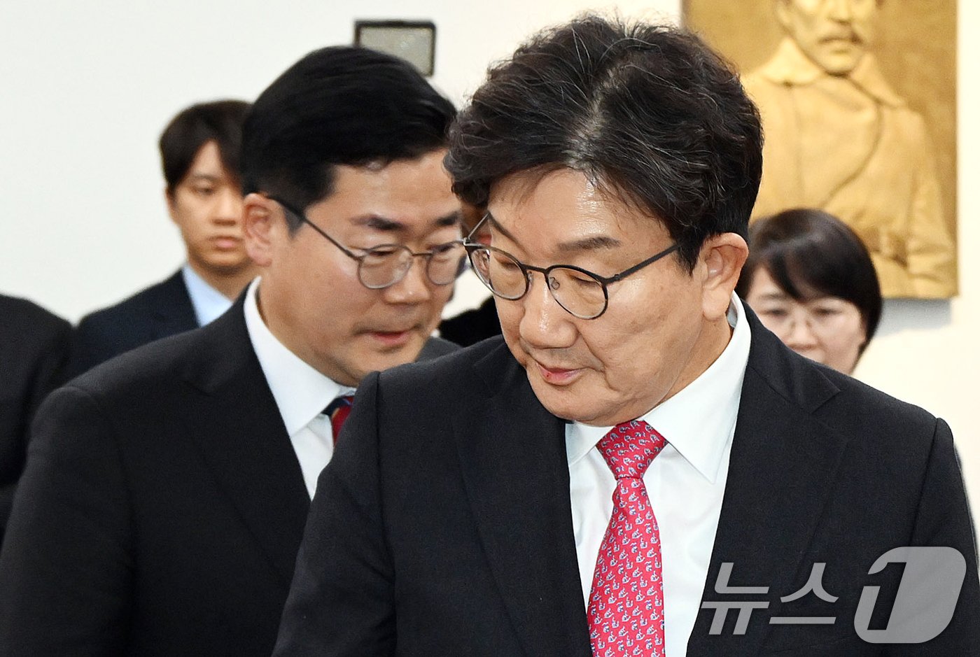 본문 이미지 - 권성동 국민의힘 대표 권한대행 겸 원내대표&#40;오른쪽&#41;와 박찬대 더불어민주당 원내대표가 17일 서울 여의도 국회 의장실에서 열린 국회의장 주재 양당 원내대표 회동에 입장하고 있다.&#40;공동취재&#41;2024.12.17/뉴스1 ⓒ News1 이광호 기자