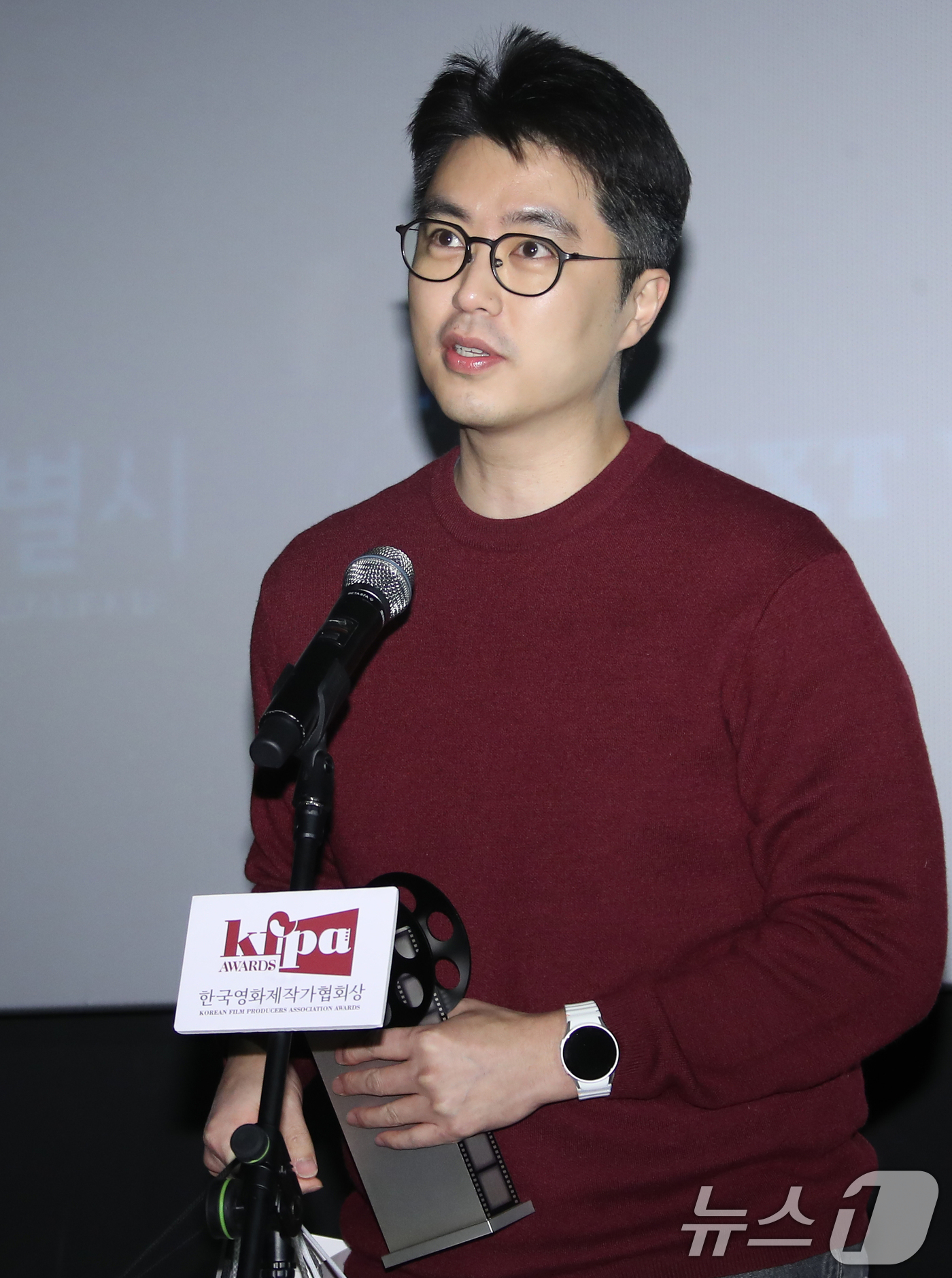 (서울=뉴스1) 권현진 기자 = ‘파묘’ 김병인 감독이 17일 서울 마포구 인디스페이스에서 열린 ‘제11회 한국영화제작가협회상’에 참석해 ‘음향상’을 받은 뒤 소감을 말하고 있다. …