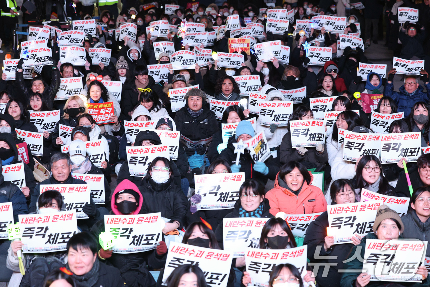 (서울=뉴스1) 신웅수 기자 = 17일 오후 서울 종로구 보신각 앞에서 열린 윤석열 체포·김건희 구속 촛불대행진에 참가한 시민들이 윤석열을 체포하라는 구호를 외치고 있다. 2024 …