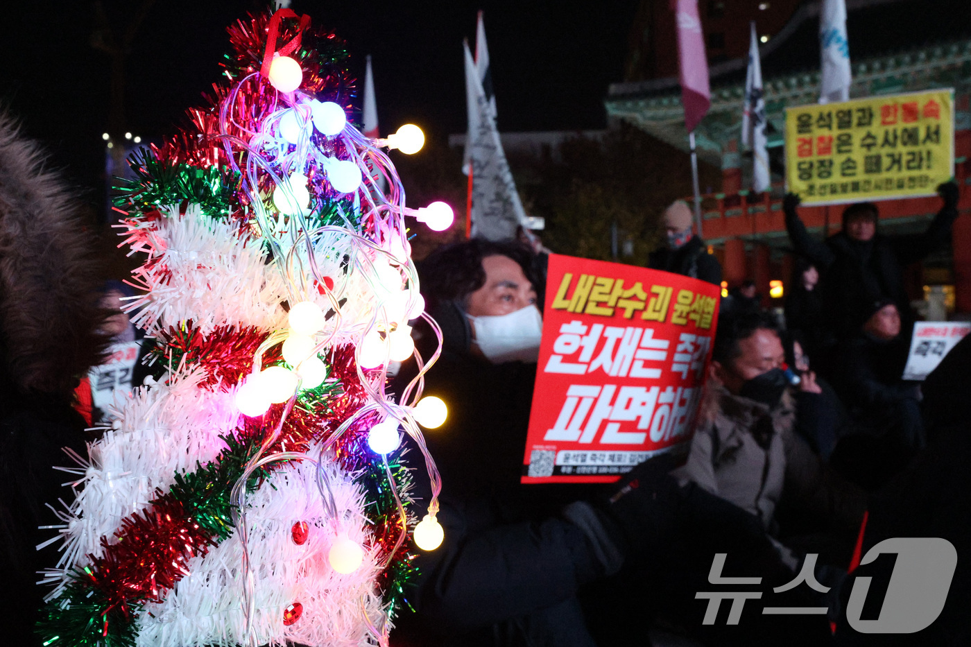 (서울=뉴스1) 신웅수 기자 = 17일 오후 서울 종로구 보신각 앞에서 열린 윤석열 체포·김건희 구속 촛불대행진에 참가한 시민들이 윤석열을 체포하라는 구호를 외치고 있다. 2024 …