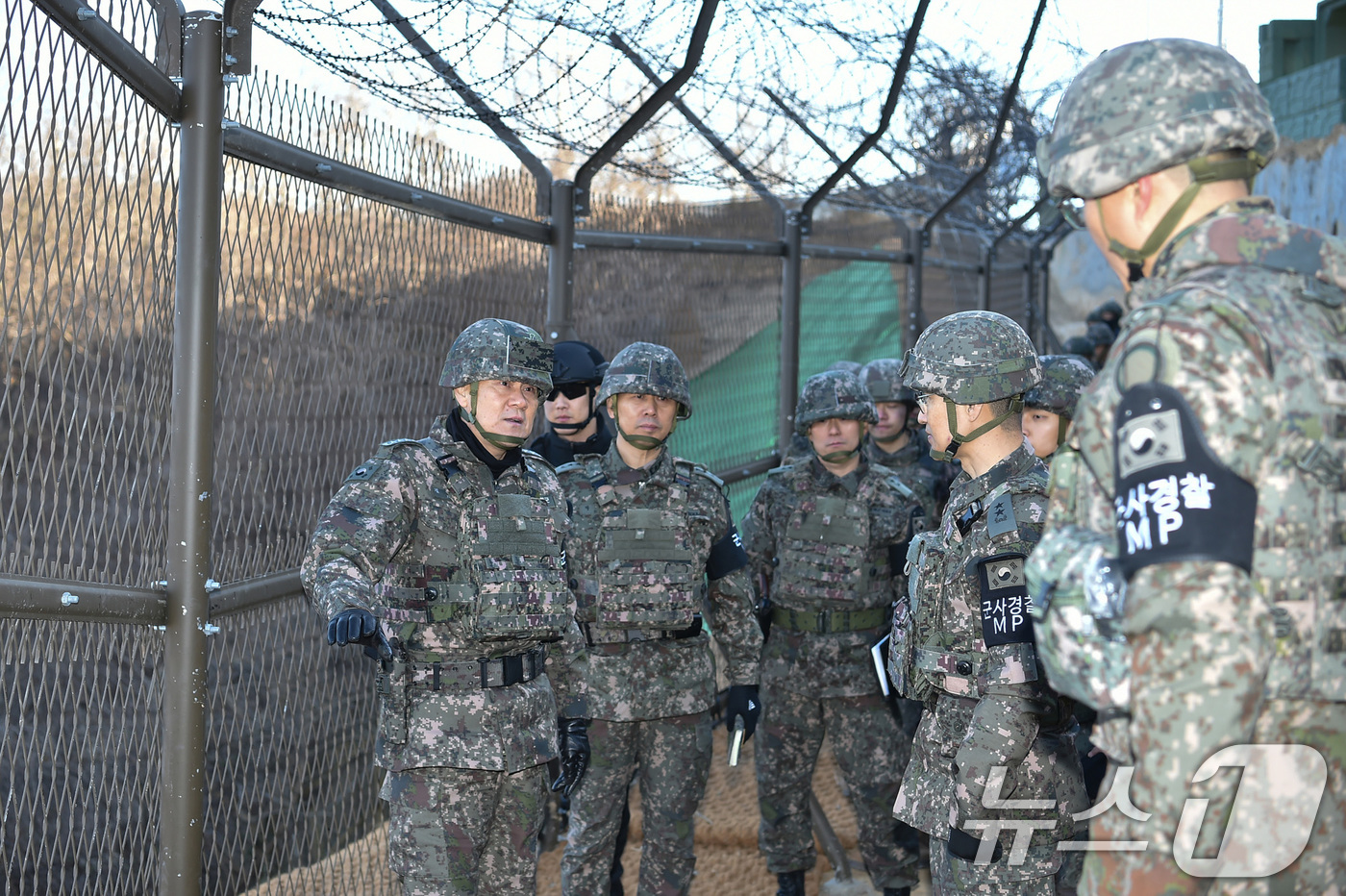 (서울=뉴스1) 신웅수 기자 = 김명수 합참의장이 15사단 예하 GP를 찾아 군사대비태세를 점검하고 장병들을 격려하고 있다. (합참 제공) 2024.12.17/뉴스1