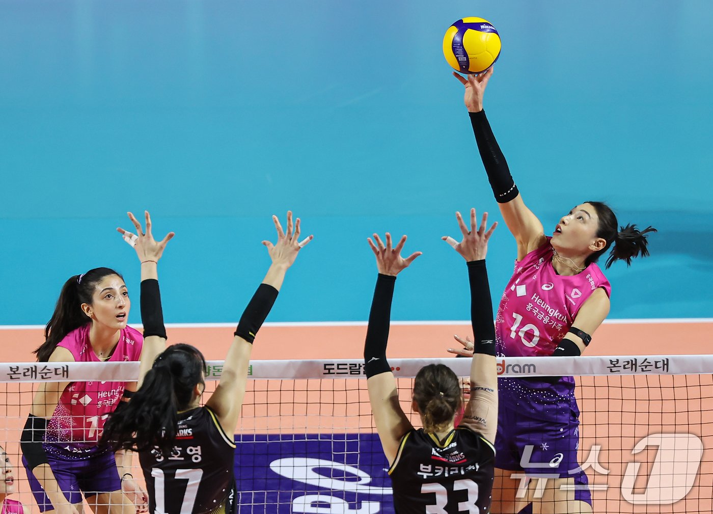 본문 이미지 - 17일 인천삼산체육관에서 열린 '2024-2025 도드람 V리그' 흥국생명과 정관장의 경기, 흥국생명 김연경이 공격을 하고 있다. 2024.12.17/뉴스1 ⓒ News1 김도우 기자