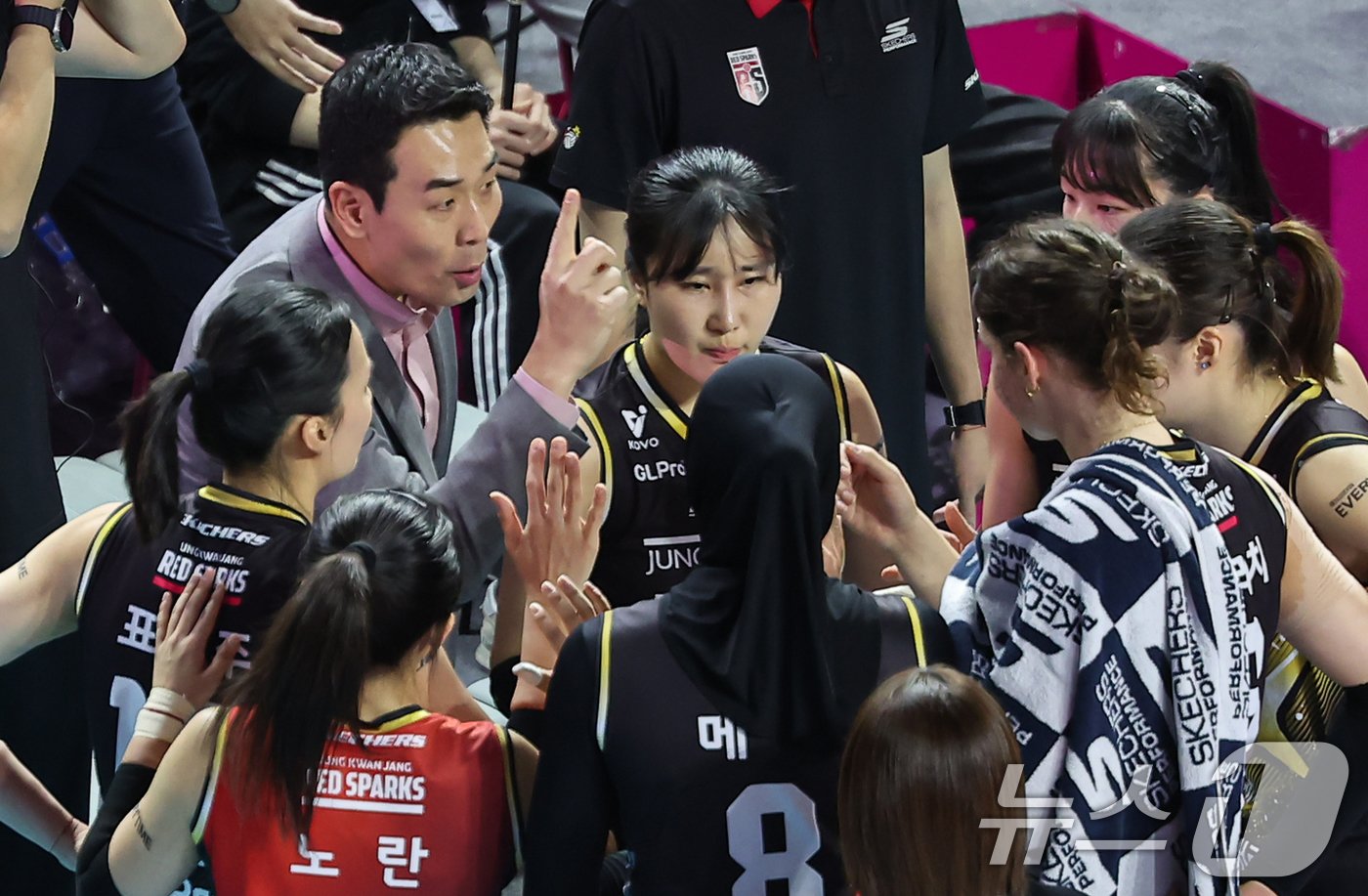 본문 이미지 - 17일 인천삼산체육관에서 열린 &#39;2024-2025 도드람 V리그&#39; 흥국생명과 정관장의 경기, 정관장 고희진 감독이 작전을 지시하고 있다. 2024.12.17/뉴스1 ⓒ News1 김도우 기자