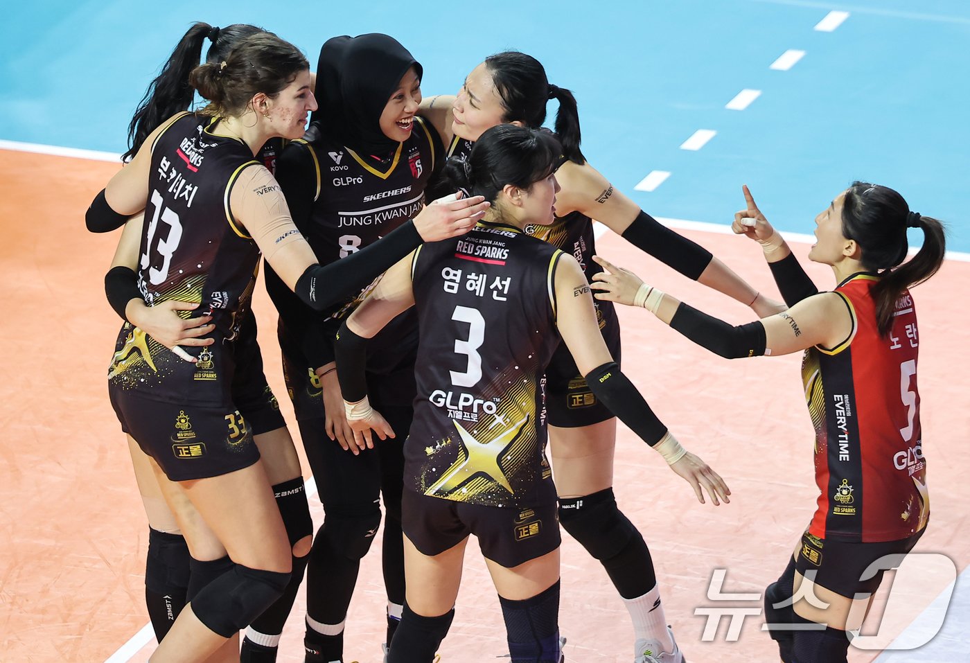 본문 이미지 - 17일 인천삼산체육관에서 열린 &#39;2024-2025 도드람 V리그&#39; 흥국생명과 정관장의 경기, 정관장 선수들이 공격에 성공하자 기뻐하고 있다. 2024.12.17/뉴스1 ⓒ News1 김도우 기자