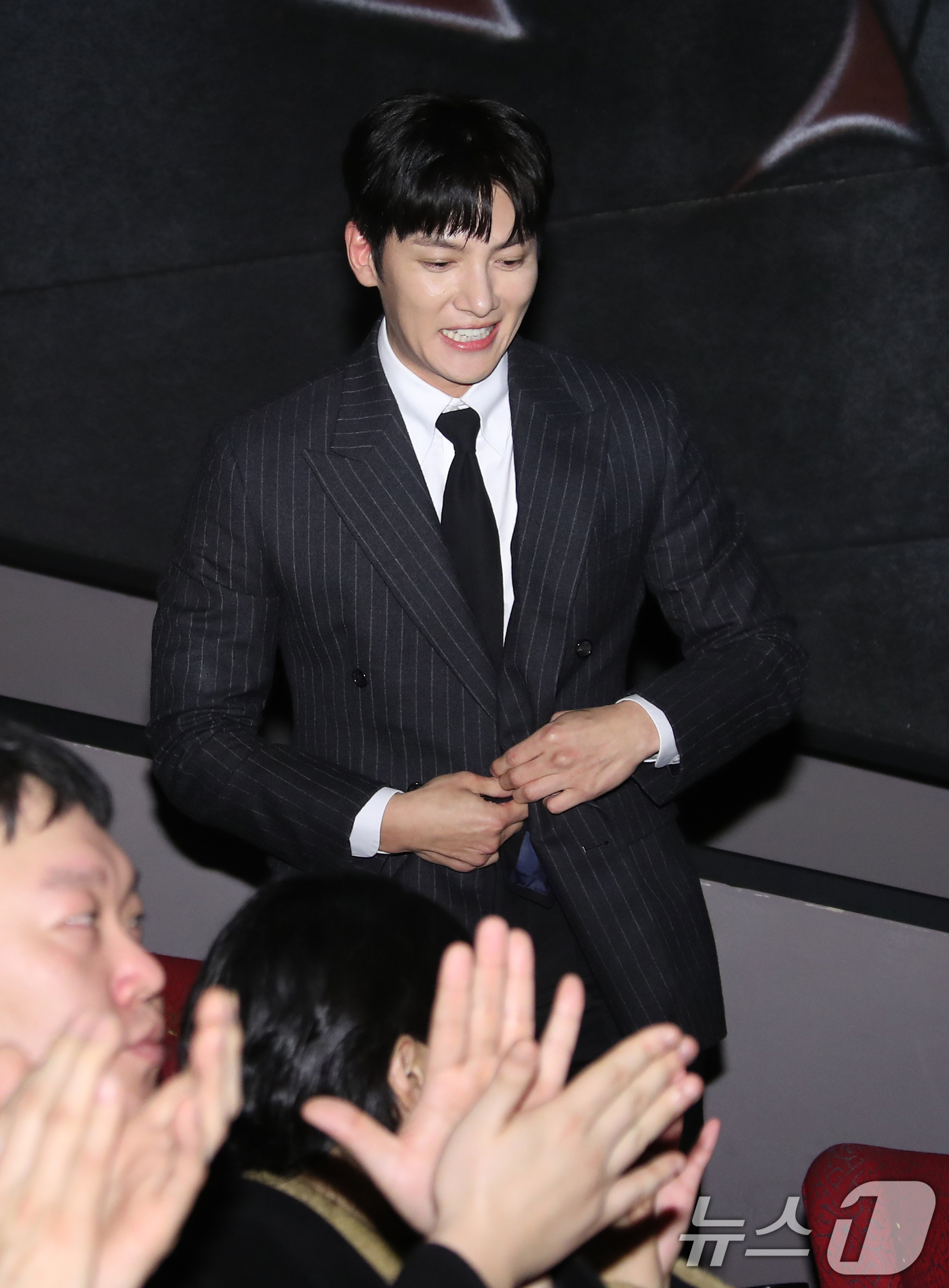 (서울=뉴스1) 권현진 기자 = ‘리볼버’ 배우 지창욱이 17일 서울 마포구 인디스페이스에서 열린 ‘제11회 한국영화제작가협회상’에 참석해 ‘남우조연상’에 호명된 뒤 이동하고 있다 …