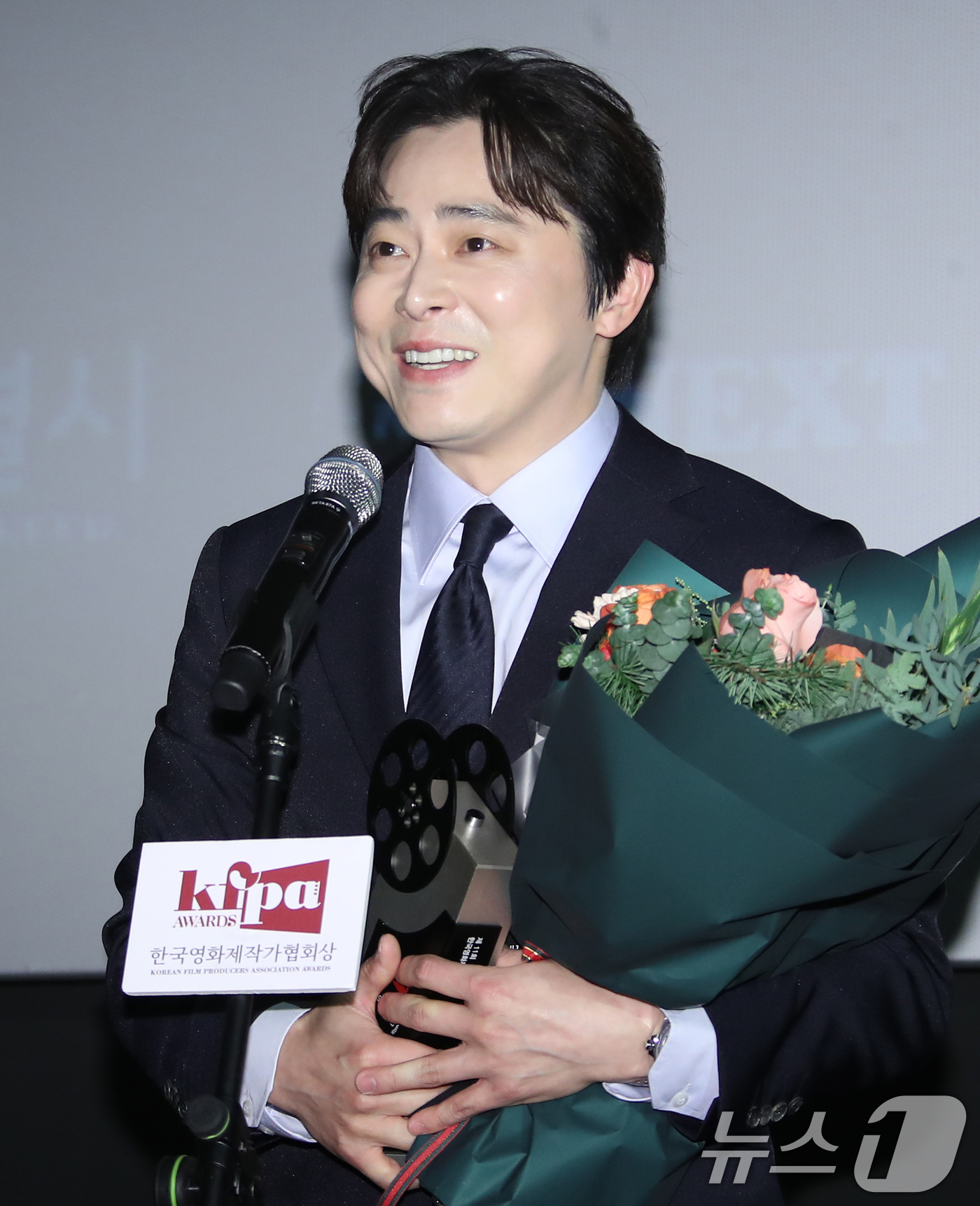 (서울=뉴스1) 권현진 기자 = ‘파일럿’ 배우 조정석이 17일 서울 마포구 인디스페이스에서 열린 ‘제11회 한국영화제작가협회상’에 참석해 ‘남우주연상’을 받은 뒤 소감을 말하고 …