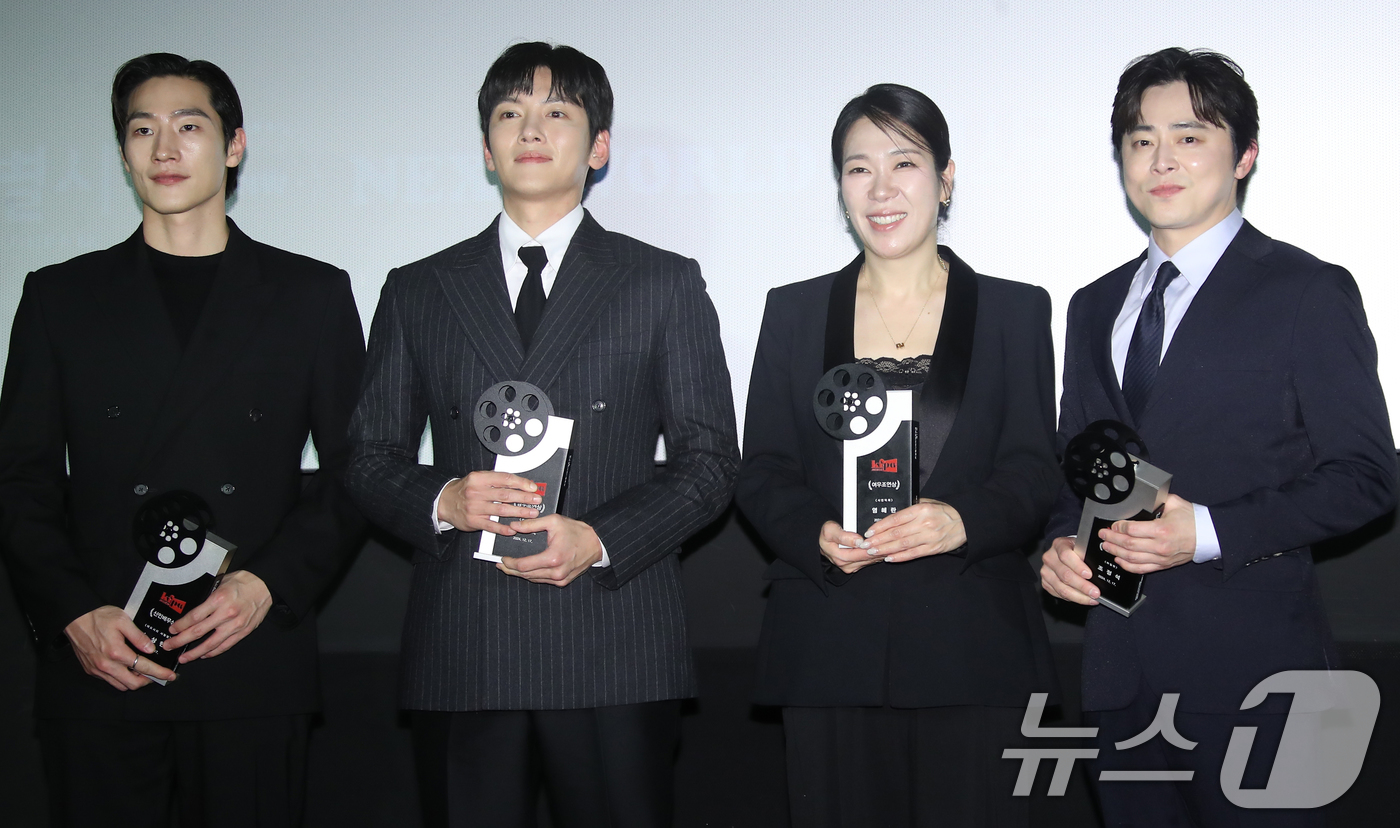 (서울=뉴스1) 권현진 기자 = 배우 노상현(왼쪽부터)과 지창욱, 염혜란, 조정석이 17일 서울 마포구 인디스페이스에서 열린 ‘제11회 한국영화제작가협회상’에 참석해 포즈를 취하고 …
