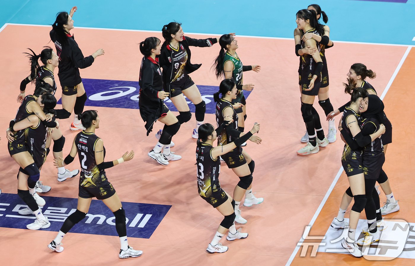 본문 이미지 - 정관장 선수들이 17일 인천삼산체육관에서 열린 '2024-2025 도드람 V리그' 흥국생명과의 경기에서 세트스코어 3대1로 승리를 거두고 기쁨을 나누고 있다. 2024.12.17/뉴스1 ⓒ News1 김도우 기자