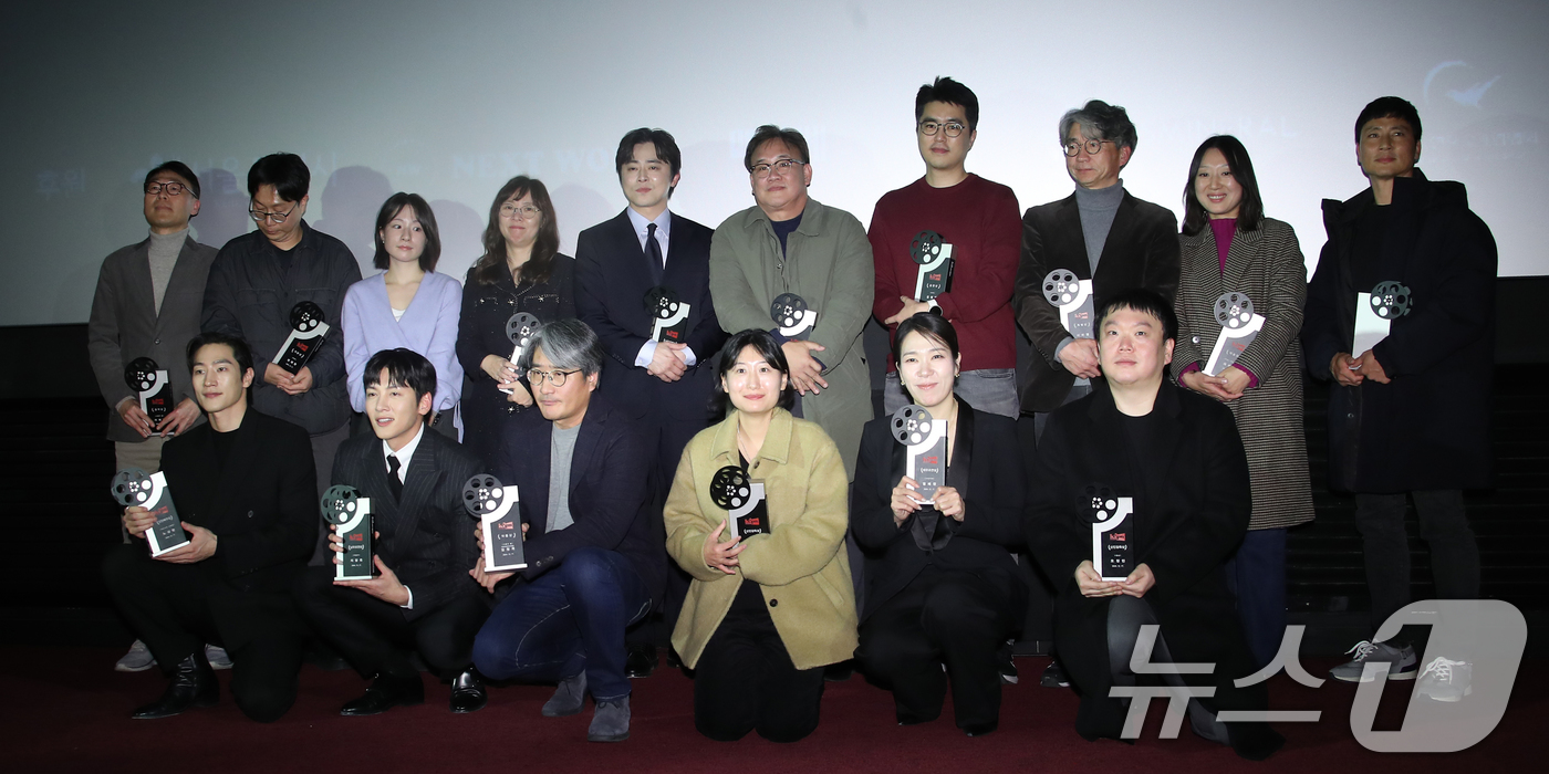 (서울=뉴스1) 권현진 기자 = 17일 서울 마포구 인디스페이스에서 열린 ‘제11회 한국영화제작가협회상’에서 수상자들이 기념 촬영을 하고 있다. 2024.12.17/뉴스1