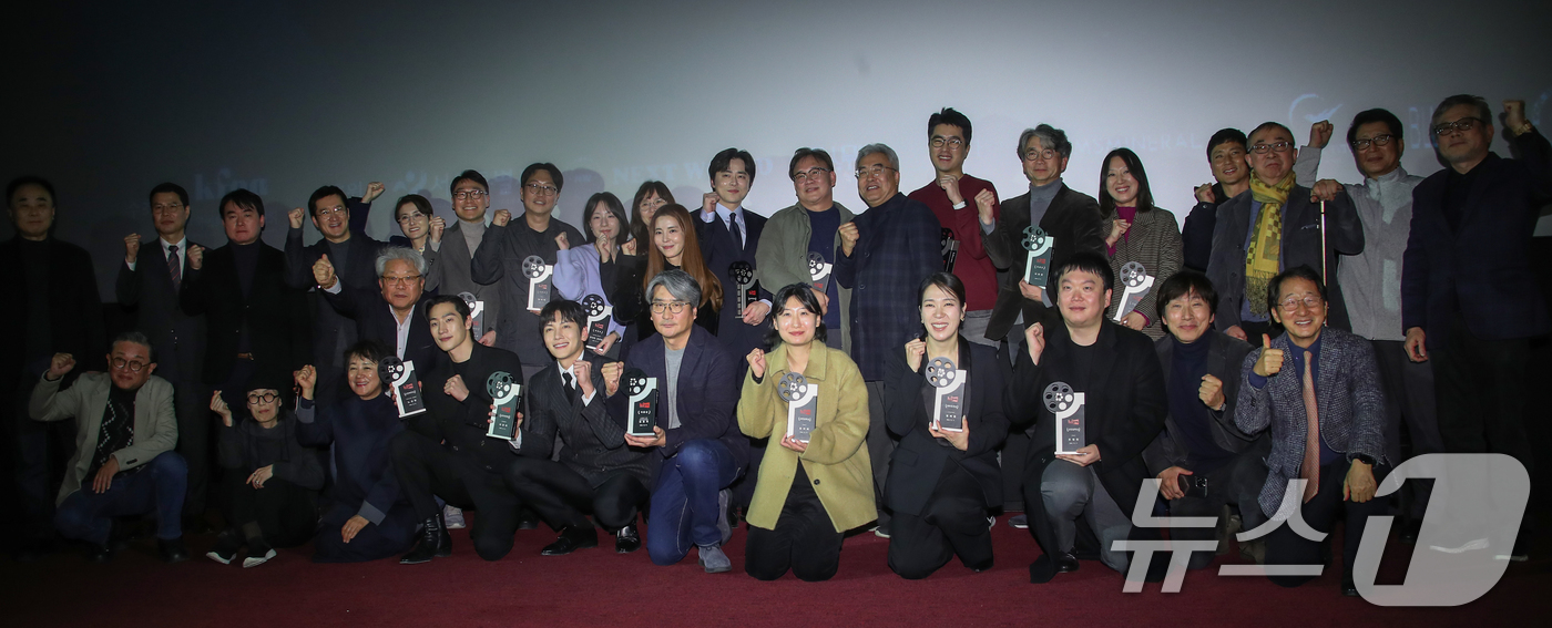 (서울=뉴스1) 권현진 기자 = 17일 서울 마포구 인디스페이스에서 열린 ‘제11회 한국영화제작가협회상’에서 관계자들과 수상자들이 기념 촬영을 하고 있다. 2024.12.17/뉴스 …