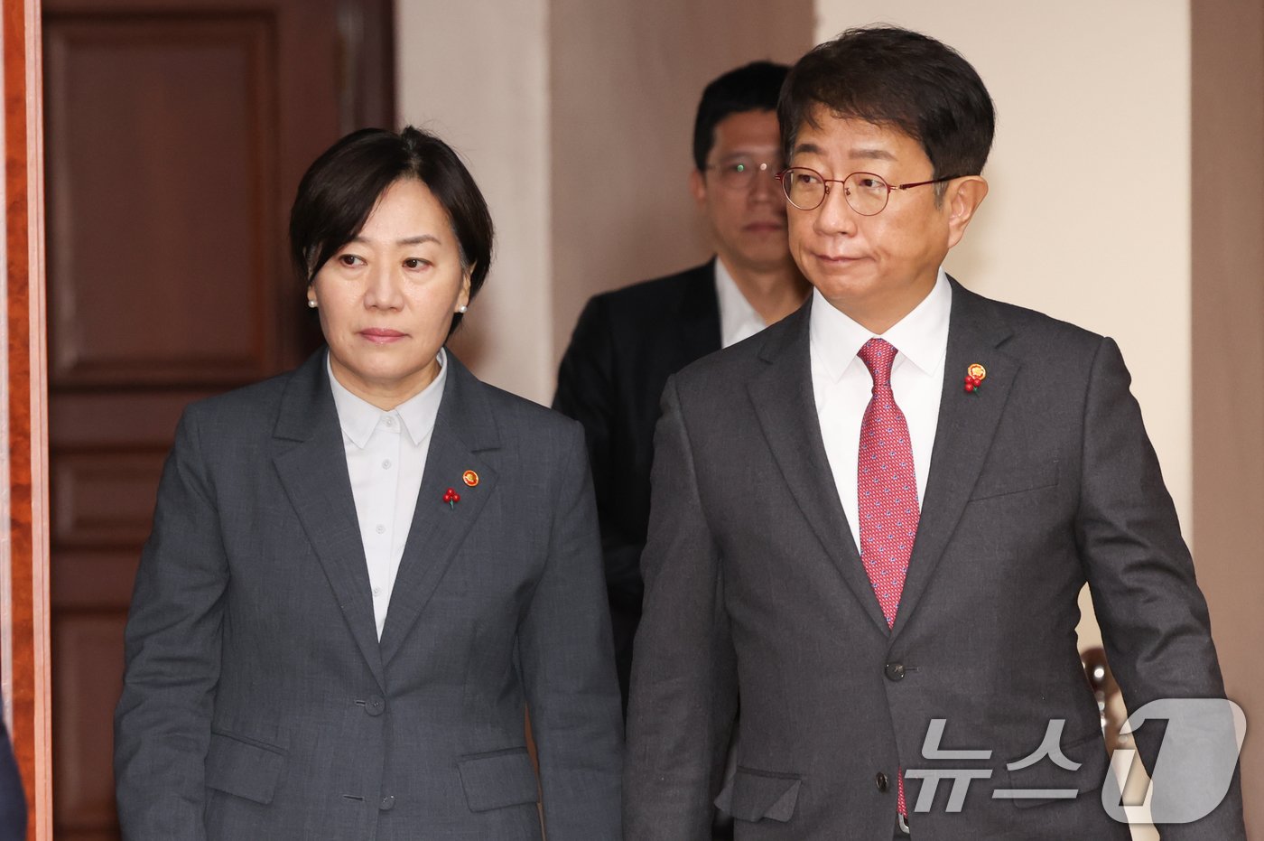 송미령 농림축산식품부 장관과 박상우 국토교통부 장관이 18일 서울 종로구 정부서울청사에서 열린 경제관계장관회의 겸 투자활성화 장관회의에 참석하고 있다. 2024.12.18/뉴스1 ⓒ News1 허경 기자