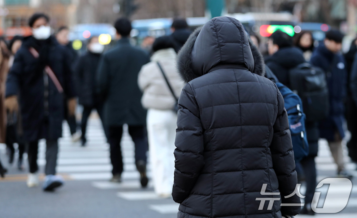 (서울=뉴스1) 박세연 기자 = 서울의 최저기온이 영하6도까지 떨어지는 등 올 겨울 최고 추위를 보인 18일 오전 서울 세종대로사거리에서 두꺼운 옷차림의 출근길 시민들이 발걸음을 …