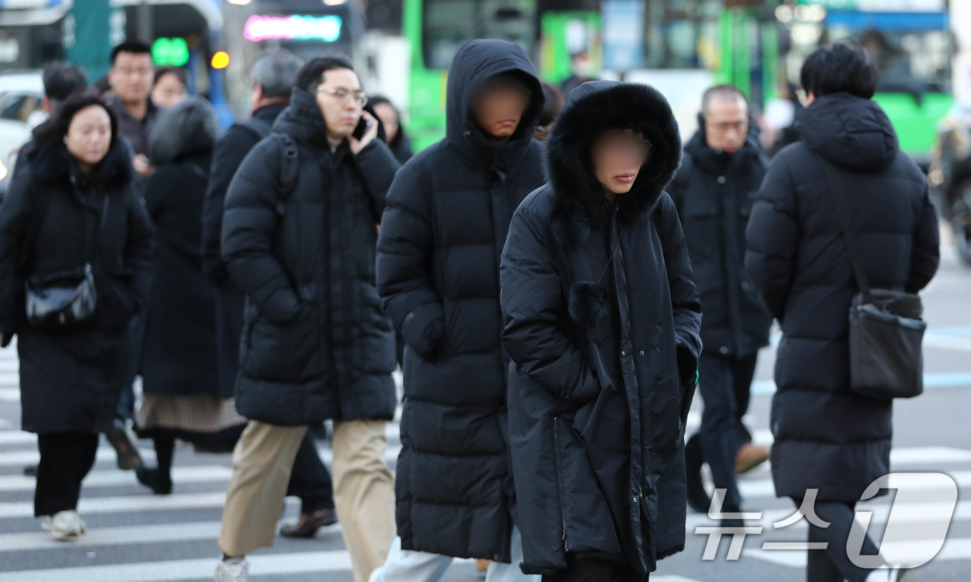 (서울=뉴스1) 박세연 기자 = 서울의 최저기온이 영하6도까지 떨어지는 등 올 겨울 최고 추위를 보인 18일 오전 서울 세종대로사거리에서 두꺼운 옷차림의 출근길 시민들이 발걸음을 …