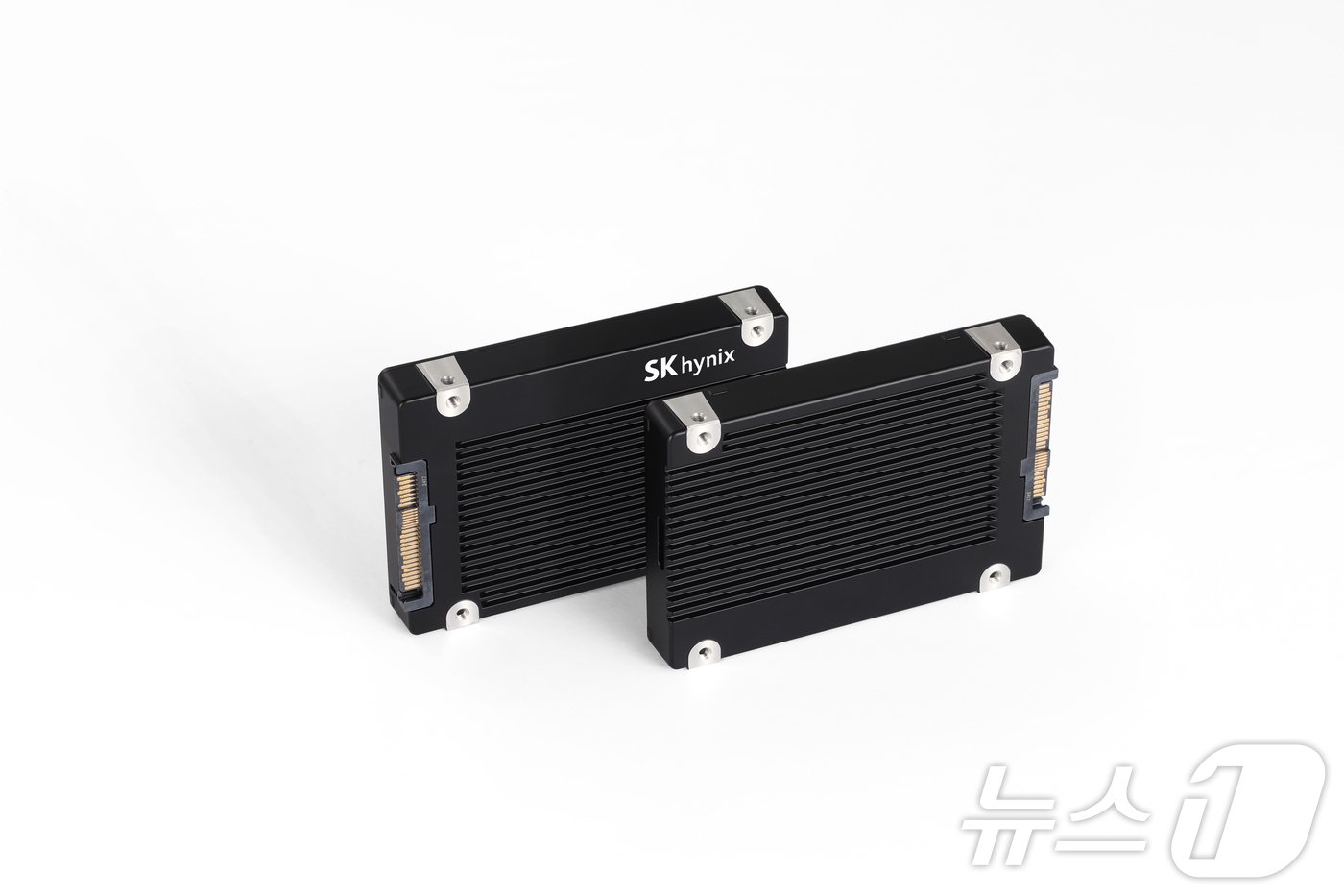본문 이미지 - SK하이닉스는 AI 데이터센터용 고용량 솔리드스테이트드라이브&#40;SSD&#41; 제품 &#39;PS1012 U.2&#39; 개발을 완료했다고 18일 밝혔다.2024.12.18&#40;SK하이닉스 제공&#41; ⓒ News1 김재현 기자