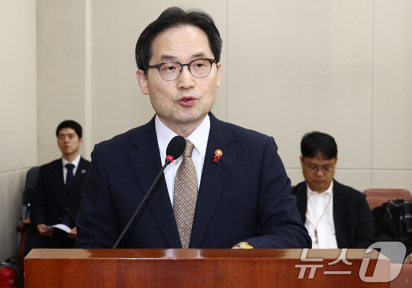 한기정 공정거래위원장이 서울 여의도 국회에서 열린 정무위원회 전체회의에서 현안 보고를 하고 있다. 2024.12.18/뉴스1 ⓒ News1 김민지 기자