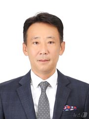 본문 이미지 - 자랑스러운 중소기업인에 선정된 김춘호 테키스트 대표.&#40;중소기업중앙회 제공&#41;