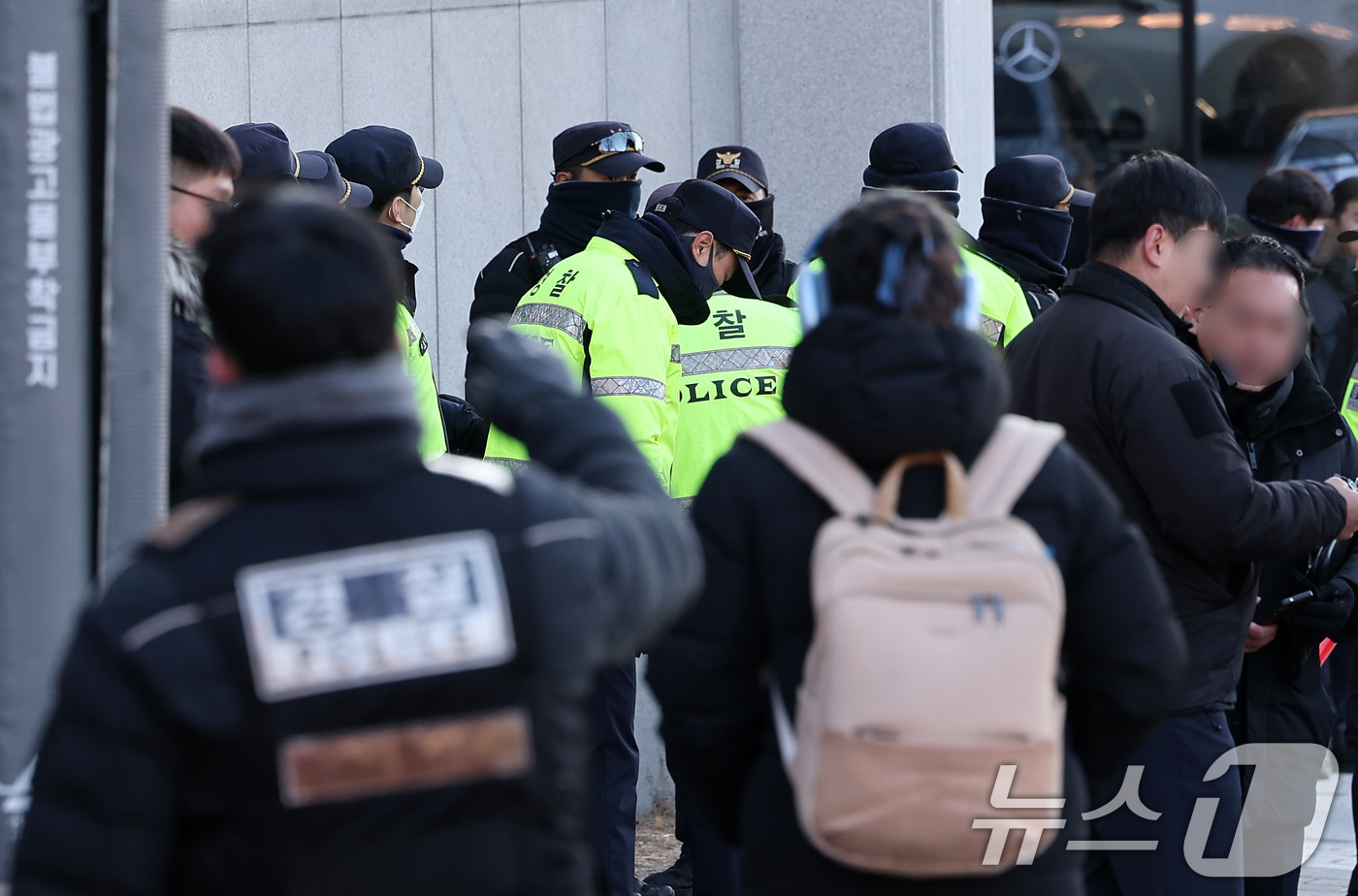 (서울=뉴스1) 김성진 기자 = 18일 서울 용산구 한남동 대통령 관저 인근에서 경찰 인력이 관저로 향하는 길을 통제하고 있다. 2024.12.18/뉴스1