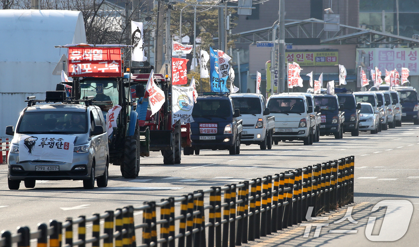 (성주=뉴스1) 공정식 기자 = '세상을 바꾸는 전봉준투쟁단 트랙터 경북 대행진'에 참여한 경북지역 농민들이 18일 오전 경북 성주군청 앞에서 윤석열 대통령의 체포와 구속을 촉구하 …