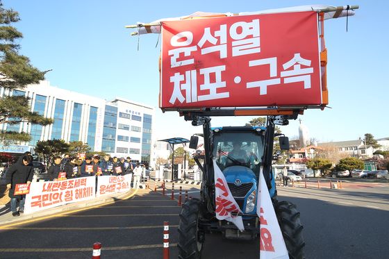 [뉴스1 PICK]트랙터 몰고 서울로…"윤석열 체포·구속·파면"