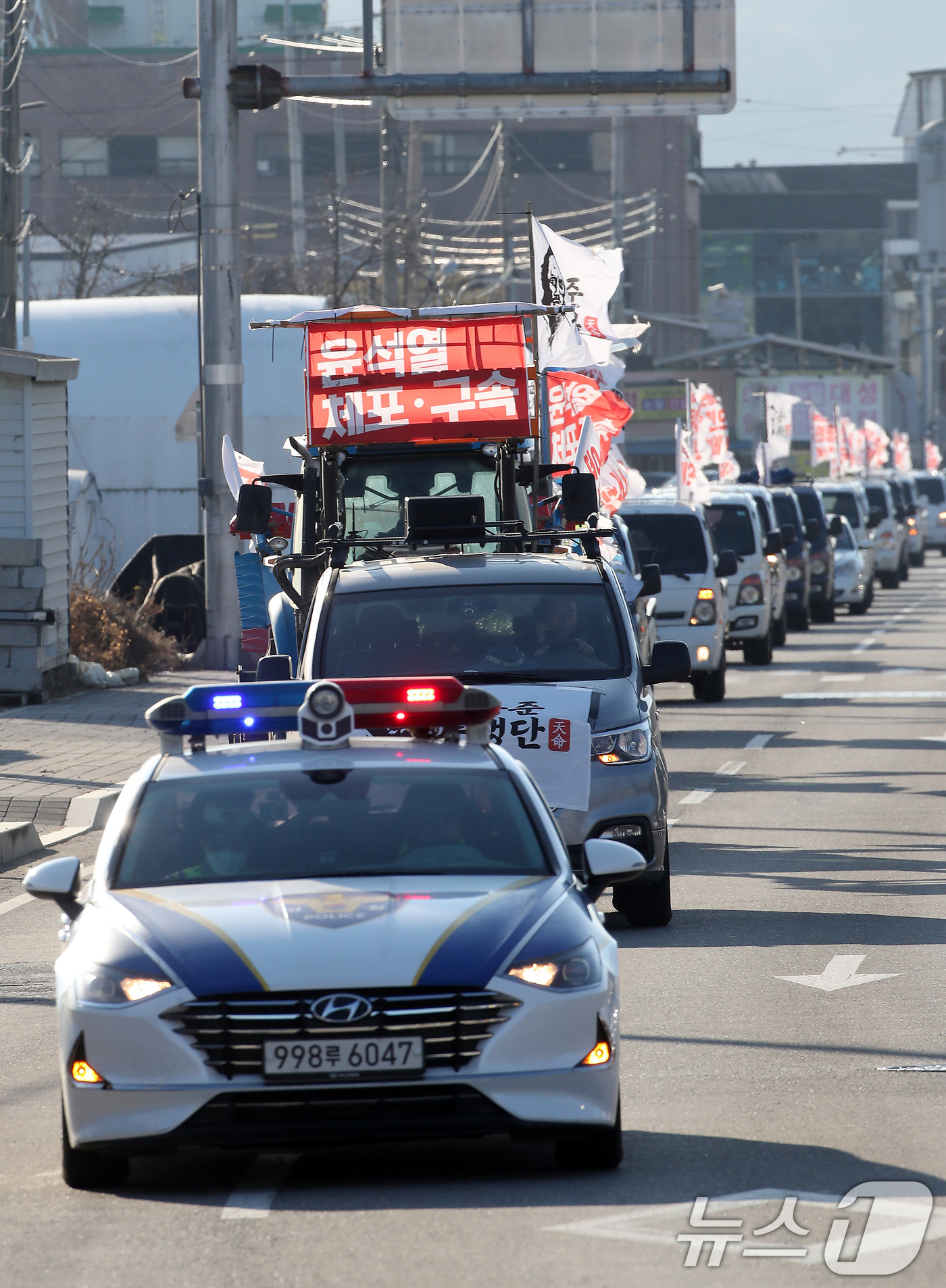 (성주=뉴스1) 공정식 기자 = '세상을 바꾸는 전봉준투쟁단 트랙터 경북 대행진'에 참여한 경북지역 농민들이 18일 오전 경북 성주군청 앞에서 윤석열 대통령의 체포와 구속을 촉구하 …