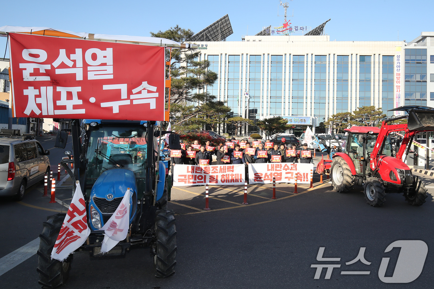 (성주=뉴스1) 공정식 기자 = '세상을 바꾸는 전봉준투쟁단 트랙터 경북 대행진'에 참여한 경북지역 농민들이 18일 오전 경북 성주군청 앞에서 윤석열 대통령의 체포와 구속을 촉구하 …