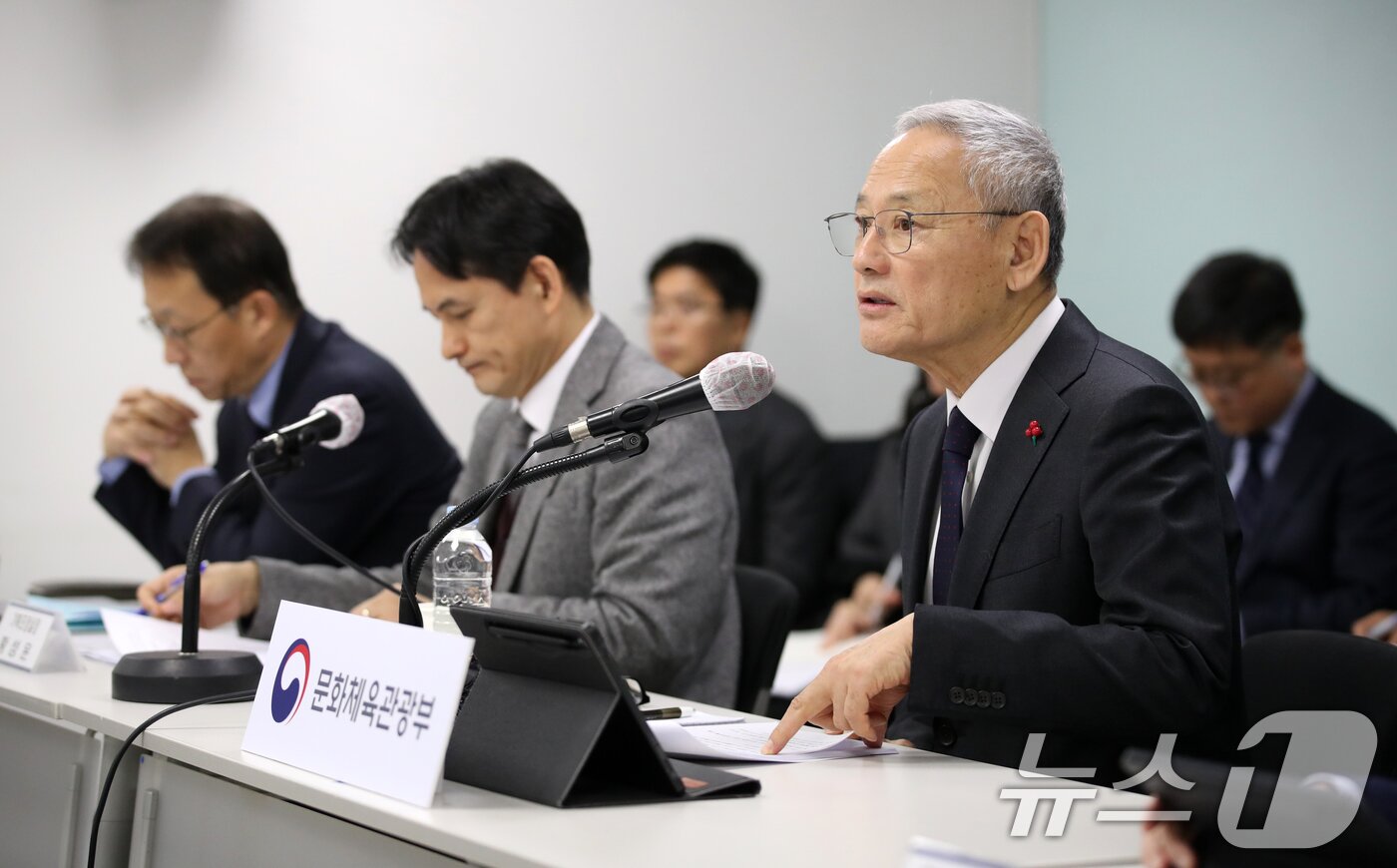 본문 이미지 - 유인촌 문화체육관광부 장관이 18일 오전 서울 종로구 국립현대미술관에서 열린 출입기자 정례브리핑에 참석해 2025년도 문체부 예산 집행 방향 등에 대해 브리핑하고 있다. 2024.12.18/뉴스1 ⓒ News1 이승배 기자